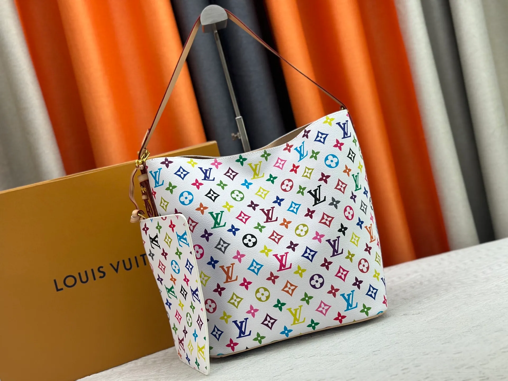 P260 upgraded original M12925 M12926 M13480 M13044 M14356 M13045 M13089 This All In handbag is made of Monogram cow leather with shiny metal parts, and the iconic padlock and nameplate highlight the classic style. The adjustable shoulder strap continues the brand's trunk-making heritage, and the leather shoulder strap adds cross-body and shoulder carry options. The foldable design enables the silhouette to be retracted and retracted freely, providing ample space for daily use. 30.0 x 25.0 x 17.0 cm (length x height x width)