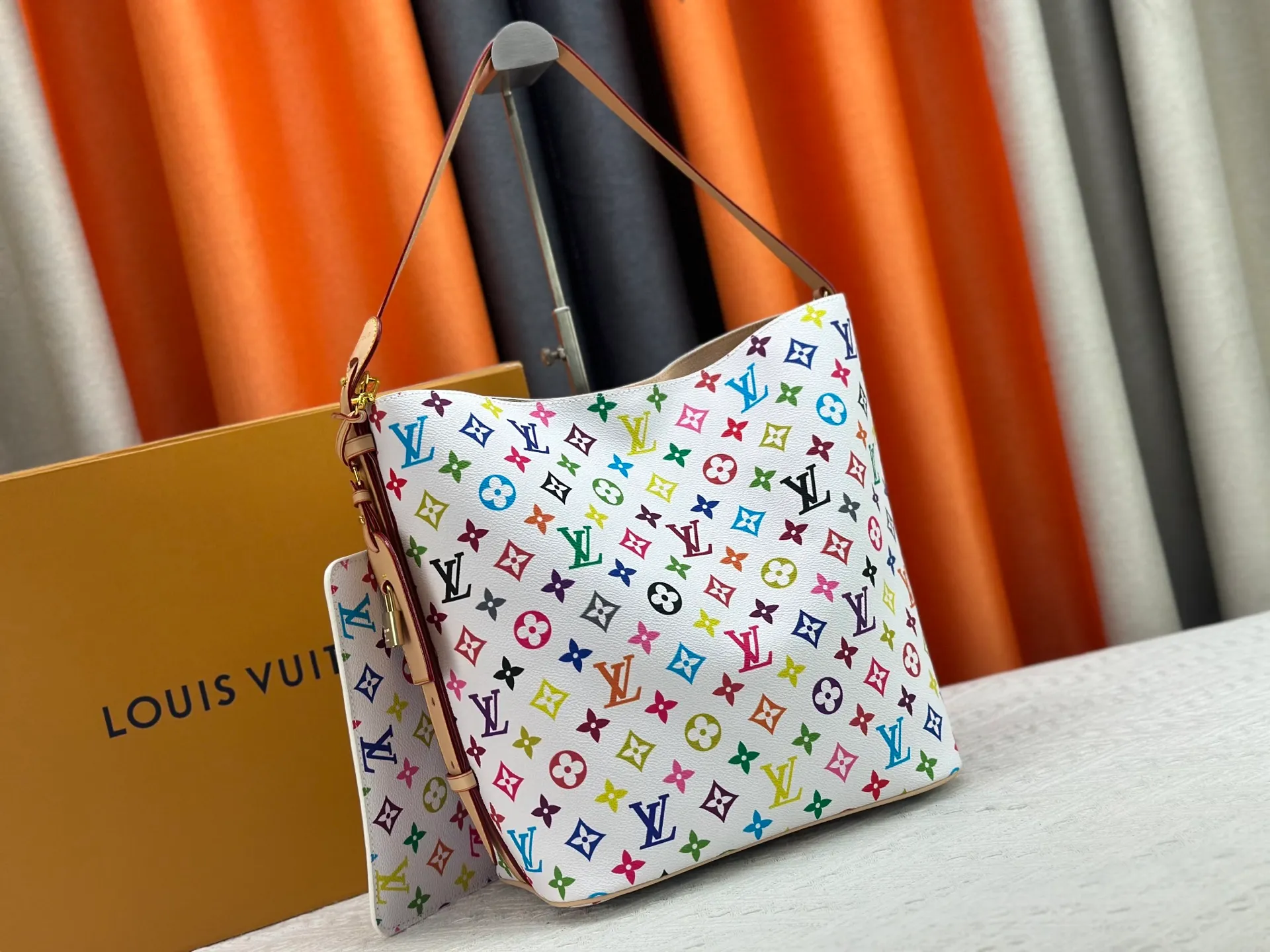 P260 upgraded original M12925 M12926 M13480 M13044 M14356 M13045 M13089 This All In handbag is made of Monogram cow leather with shiny metal parts, and the iconic padlock and nameplate highlight the classic style. The adjustable shoulder strap continues the brand's trunk-making heritage, and the leather shoulder strap adds cross-body and shoulder carry options. The foldable design enables the silhouette to be retracted and retracted freely, providing ample space for daily use. 30.0 x 25.0 x 17.0 cm (length x height x width)