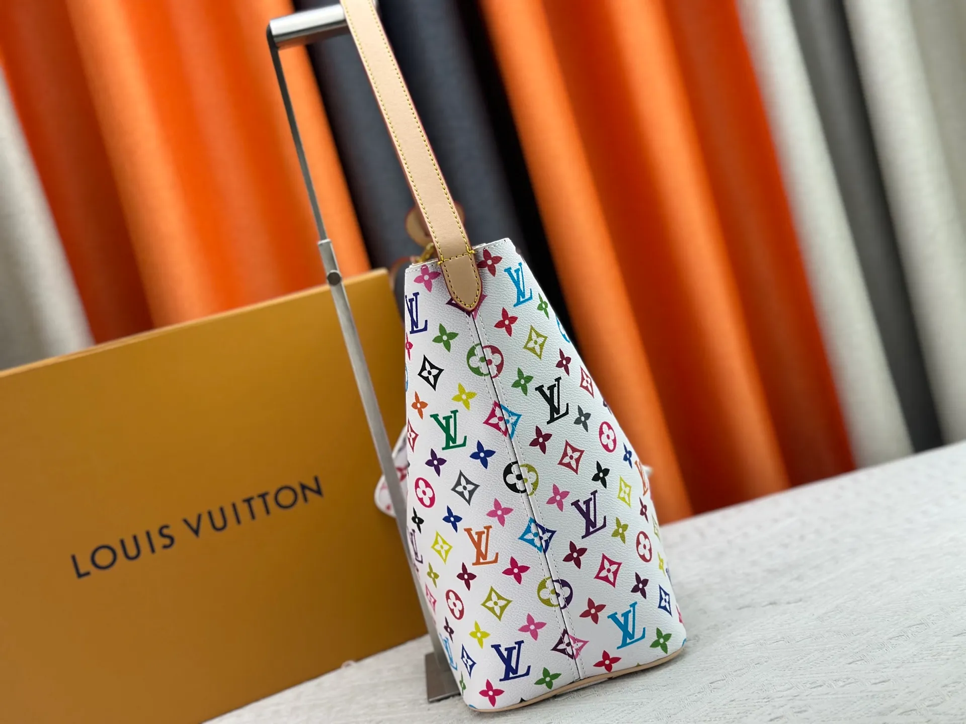 P260 upgraded original M12925 M12926 M13480 M13044 M14356 M13045 M13089 This All In handbag is made of Monogram cow leather with shiny metal parts, and the iconic padlock and nameplate highlight the classic style. The adjustable shoulder strap continues the brand's trunk-making heritage, and the leather shoulder strap adds cross-body and shoulder carry options. The foldable design enables the silhouette to be retracted and retracted freely, providing ample space for daily use. 30.0 x 25.0 x 17.0 cm (length x height x width)