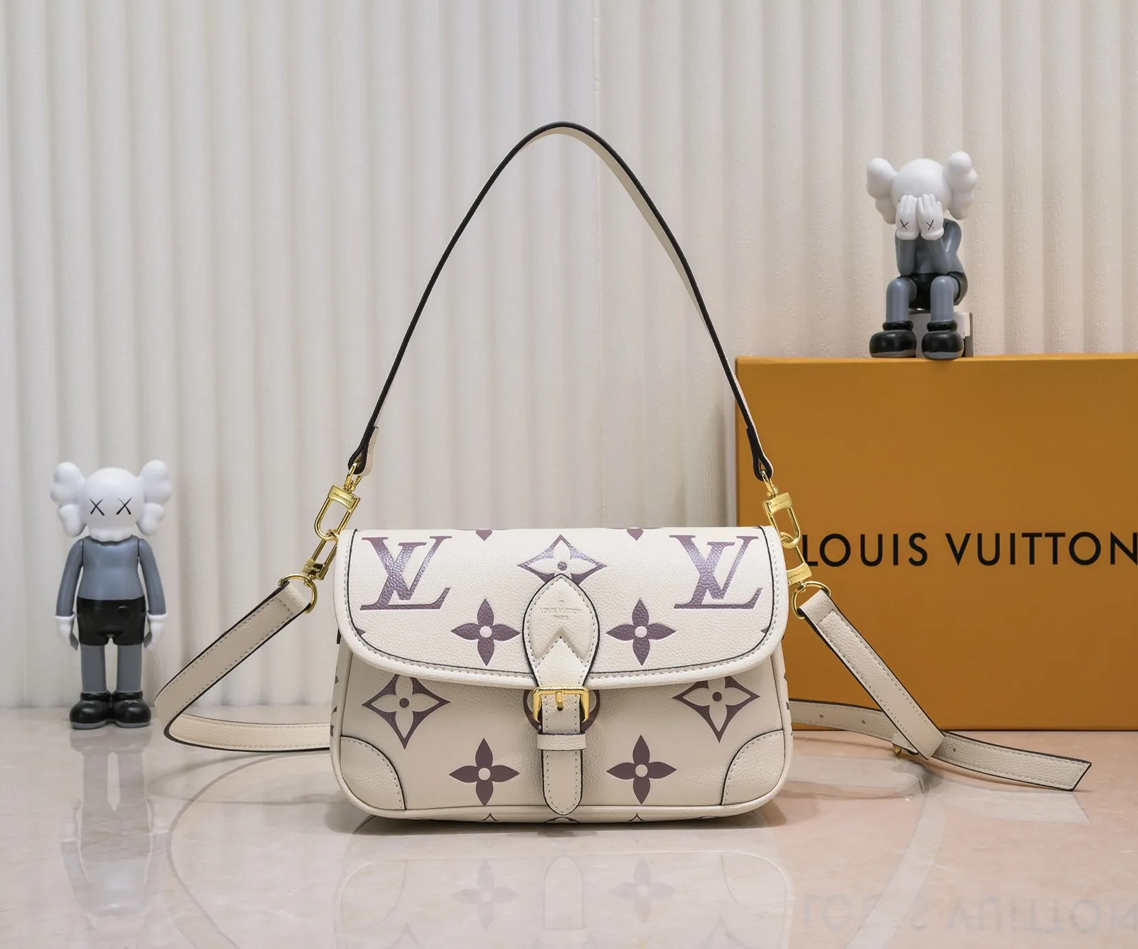¥340💰 Exclusive real shot-upgraded version ‼ ️M46386 black M46388 white M45985 full leather baguette series new Diane handbag Diane satchel is made of Monogram Empreinte, made of the brand's iconic embossed leather. This versatile bag comes with a removable leather shoulder strap that can be worn over the shoulder or by hand, as well as a roomy removable jacquard crossbody bag with 'Louis Vuitton' printed strap. This versatile bag can be styled in chic or sporty fashion to match the overall style or mood. Dimensions: 25.0×9.0×15.0 cm.