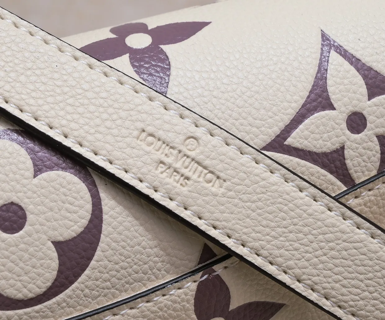 ¥340💰 Exclusive real shot-upgraded version ‼ ️M46386 black M46388 white M45985 full leather baguette series new Diane handbag Diane satchel is made of Monogram Empreinte, made of the brand's iconic embossed leather. This versatile bag comes with a removable leather shoulder strap that can be worn over the shoulder or by hand, as well as a roomy removable jacquard crossbody bag with 'Louis Vuitton' printed strap. This versatile bag can be styled in chic or sporty fashion to match the overall style or mood. Dimensions: 25.0×9.0×15.0 cm.