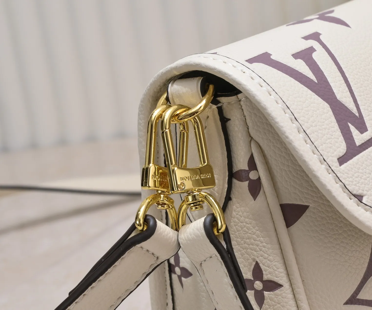 ¥340💰 Exclusive real shot-upgraded version ‼ ️M46386 black M46388 white M45985 full leather baguette series new Diane handbag Diane satchel is made of Monogram Empreinte, made of the brand's iconic embossed leather. This versatile bag comes with a removable leather shoulder strap that can be worn over the shoulder or by hand, as well as a roomy removable jacquard crossbody bag with 'Louis Vuitton' printed strap. This versatile bag can be styled in chic or sporty fashion to match the overall style or mood. Dimensions: 25.0×9.0×15.0 cm.