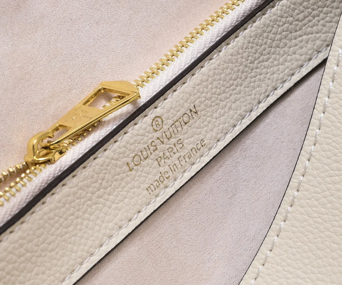 ¥340💰 Exclusive real shot-upgraded version ‼ ️M46386 black M46388 white M45985 full leather baguette series new Diane handbag Diane satchel is made of Monogram Empreinte, made of the brand's iconic embossed leather. This versatile bag comes with a removable leather shoulder strap that can be worn over the shoulder or by hand, as well as a roomy removable jacquard crossbody bag with 'Louis Vuitton' printed strap. This versatile bag can be styled in chic or sporty fashion to match the overall style or mood. Dimensions: 25.0×9.0×15.0 cm.