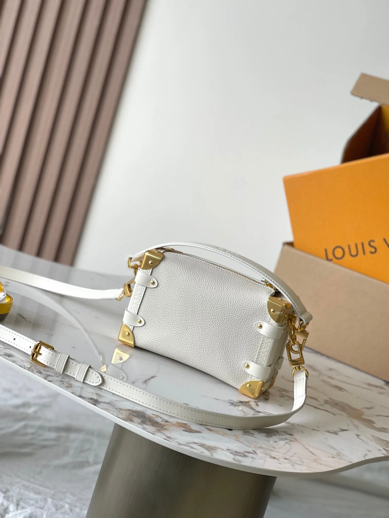 p2200 [Special grade MB163c chip version original leather] This Side Trunk small handbag Model: M23915 Material: Grade A all-steel hardware, imported original cowhide Packaging: Full set of original duty-free MB packaging Dimensions: 12.5 x 7.5 x 19 cm