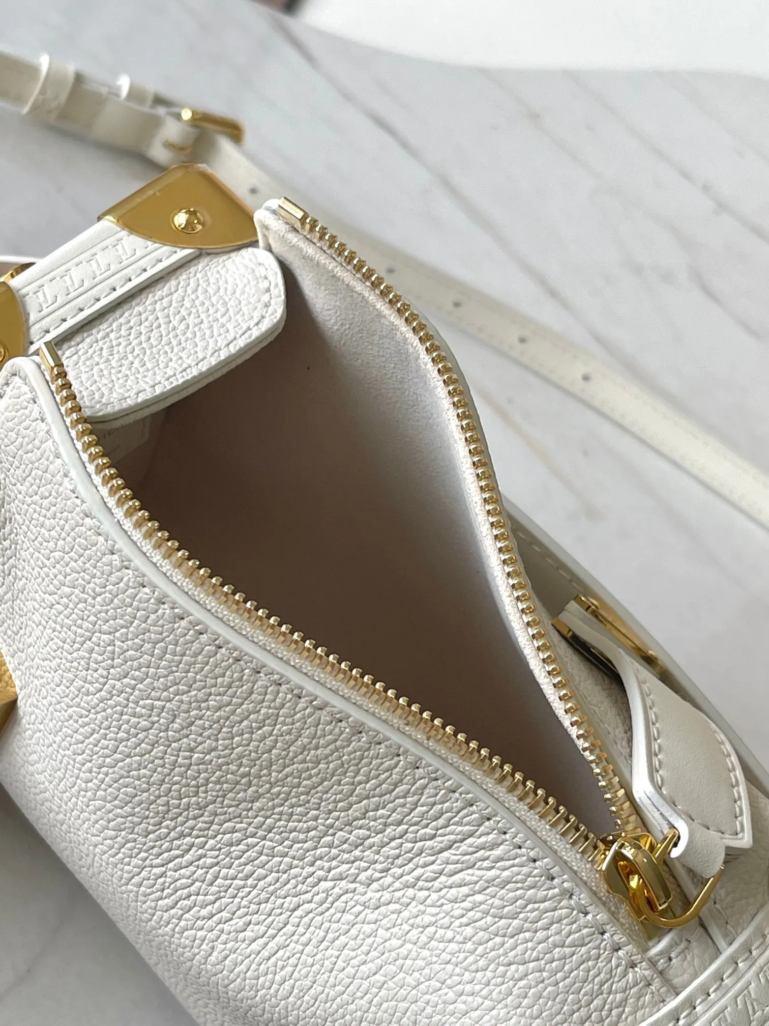 p2200 [Special grade MB163c chip version original leather] This Side Trunk small handbag Model: M23915 Material: Grade A all-steel hardware, imported original cowhide Packaging: Full set of original duty-free MB packaging Dimensions: 12.5 x 7.5 x 19 cm