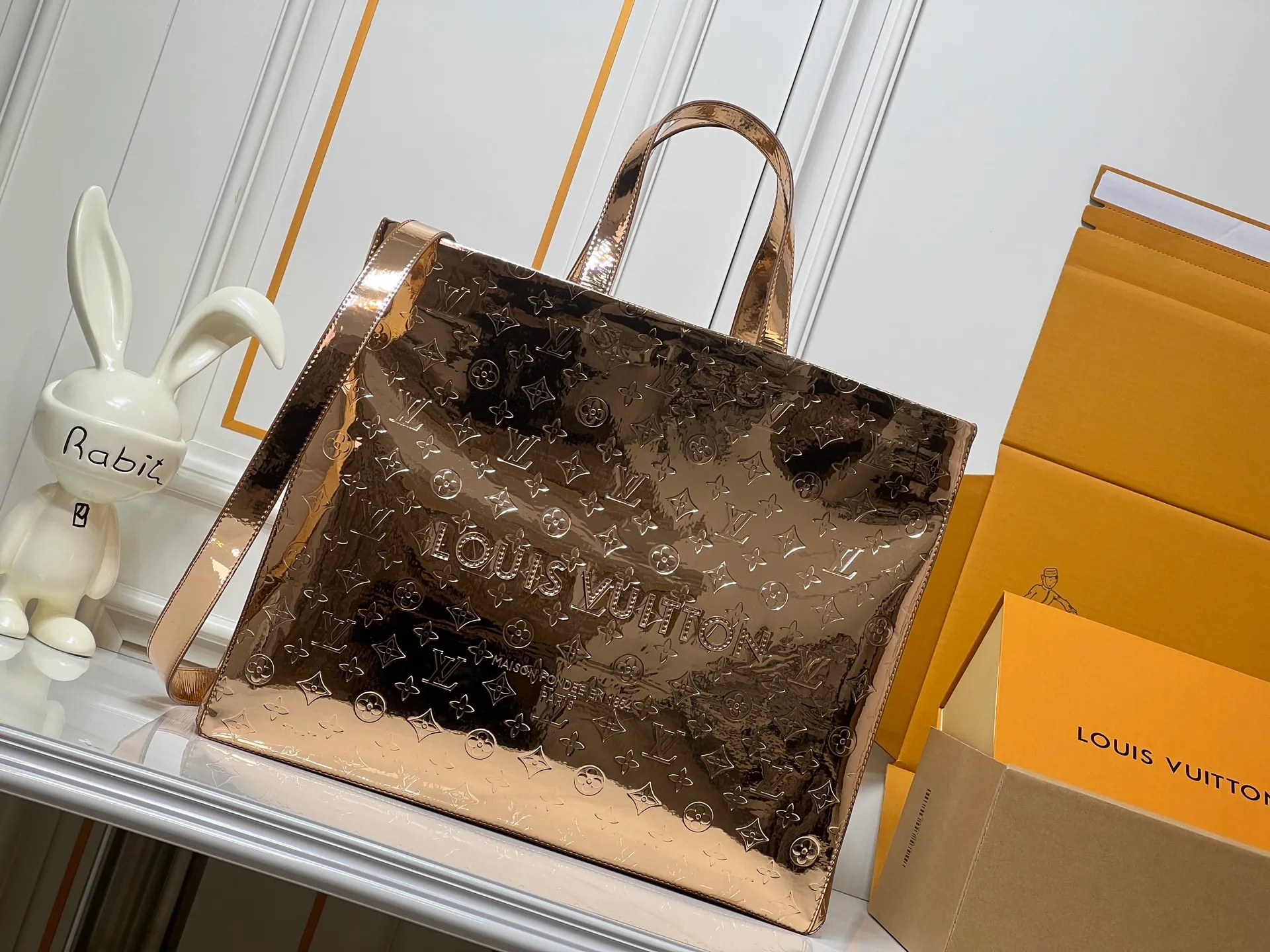 Batch 320💰M24457 Rose gold Silver Gun color Gradient pink Blue check Yellow check Gradient blue Presbyopic check Gradient purple Grass green Pink Black Orange Blue Green Gray Presbyopic check Black crocodile pattern Orange crocodile pattern This Shopper medium handbag draws inspiration from Louis Vuitton shopping bags, expressing Louis Vuitton and Maison Fondée En 1854 in soft cow leather. Lettering, top handle and removable shoulder strap. Dimensions: 42x34x16cm