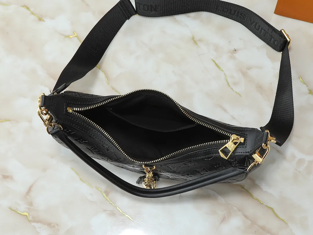 💰220💰Upgraded from the original M12939. This Looping handbag draws inspiration from the Loop handbag of the 2022 Cruise early spring series, using Monogram canvas to interpret the fashion of the 1990s. Dazzling metal hardware and detachable charms enrich the details, while the fabric shoulder strap allows for cross-body wear for day or night situations, and the smooth Toron handle allows it to be worn over the shoulder or by hand. Dimensions: 28.0 x 15.0 x 7.0 cm (length x height x width)