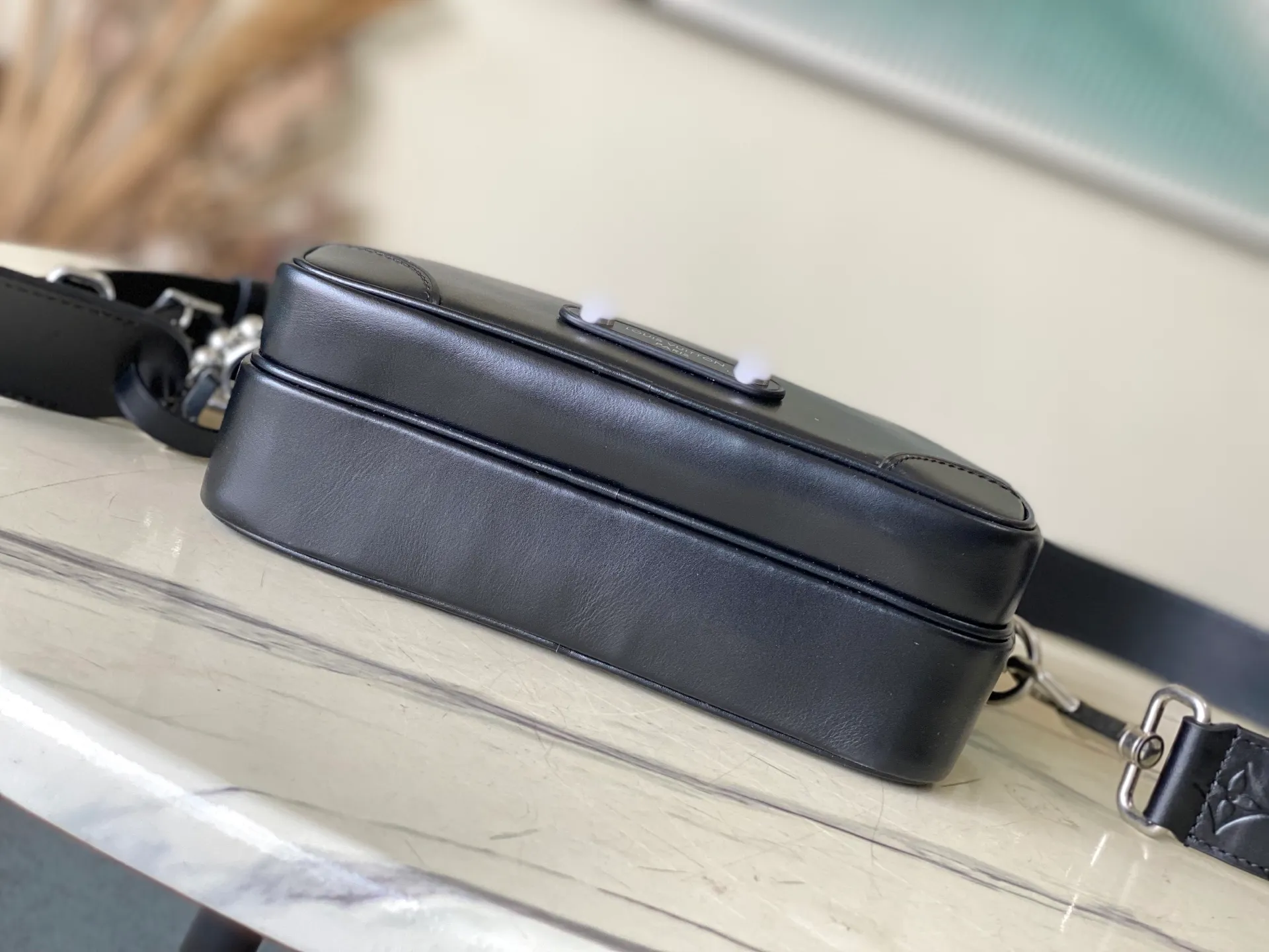 💰1520 (top-grain leather) top original order M13987 This NI handbag shines with the elegant luster of cow leather, and the Paris patch is fixed on the front with beaded rivets. The side lock buckle highlights the urban style, and the zipper puller of the main compartment is decorated with LV letters. Dimensions: 25 × 17.5 × 11cm