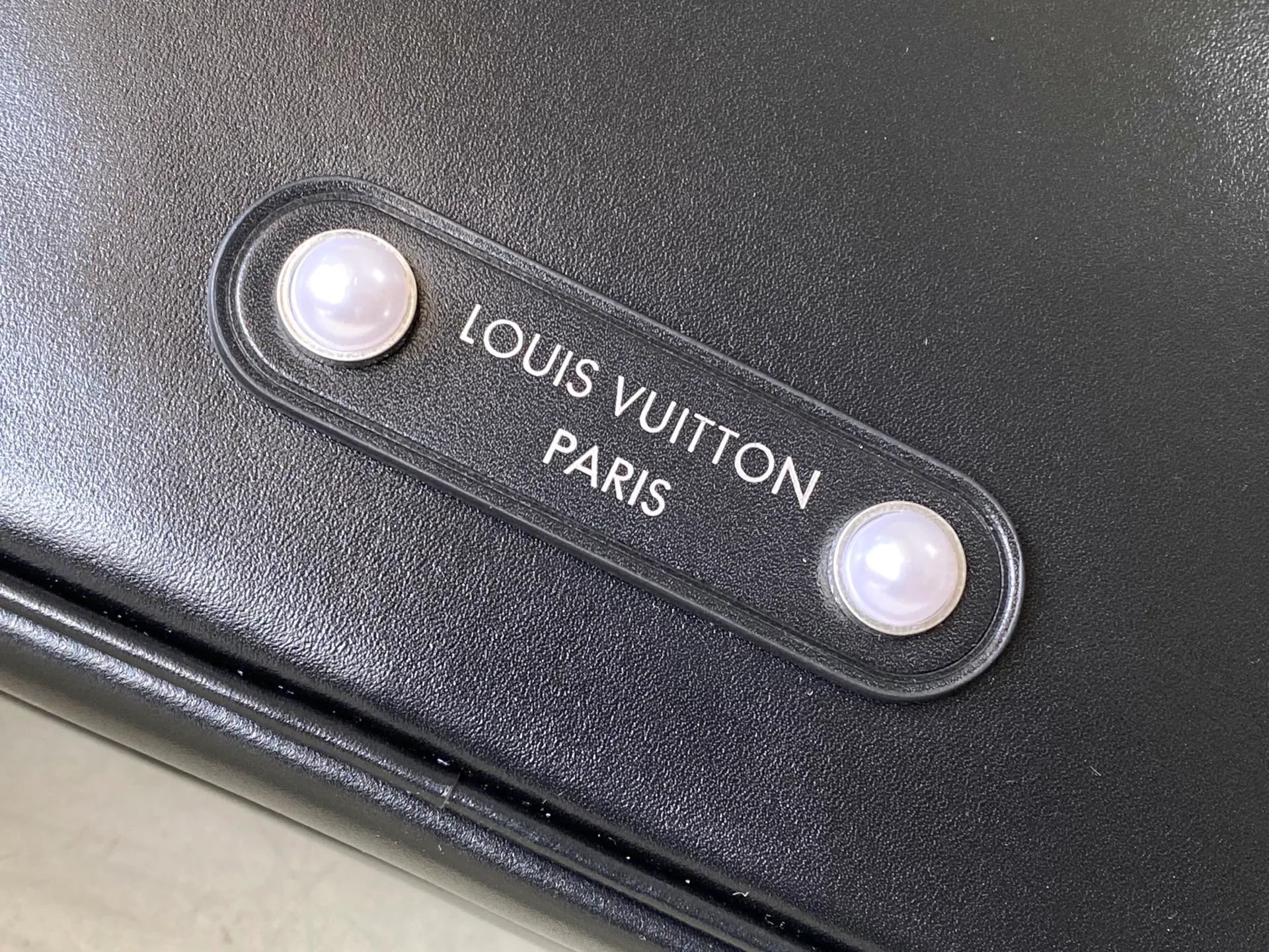 💰1520 (top-grain leather) top original order M13987 This NI handbag shines with the elegant luster of cow leather, and the Paris patch is fixed on the front with beaded rivets. The side lock buckle highlights the urban style, and the zipper puller of the main compartment is decorated with LV letters. Dimensions: 25 × 17.5 × 11cm