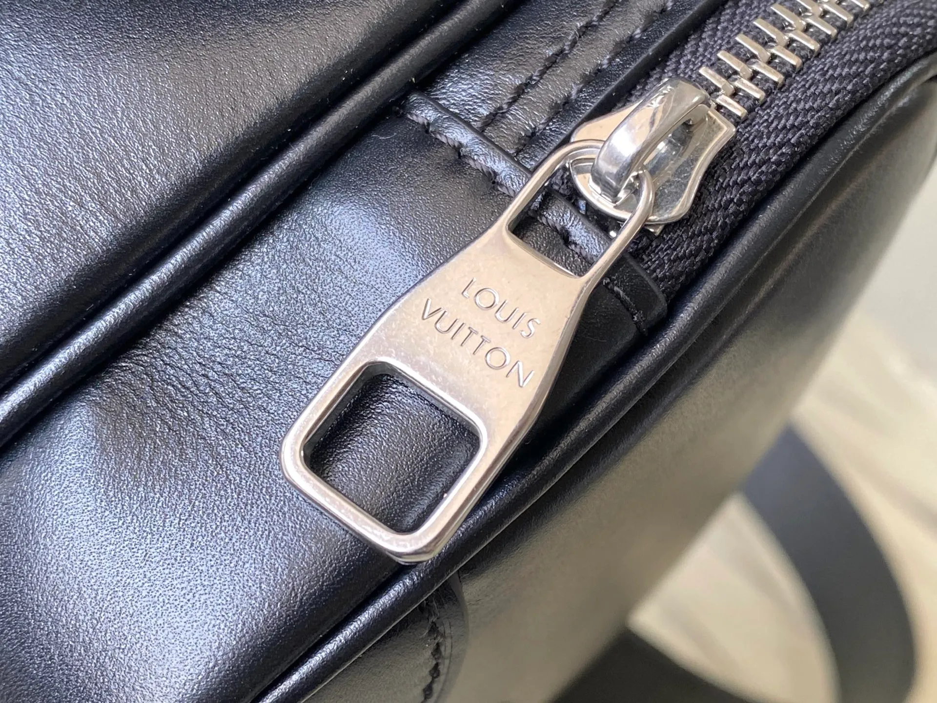 💰1520 (top-grain leather) top original order M13987 This NI handbag shines with the elegant luster of cow leather, and the Paris patch is fixed on the front with beaded rivets. The side lock buckle highlights the urban style, and the zipper puller of the main compartment is decorated with LV letters. Dimensions: 25 × 17.5 × 11cm