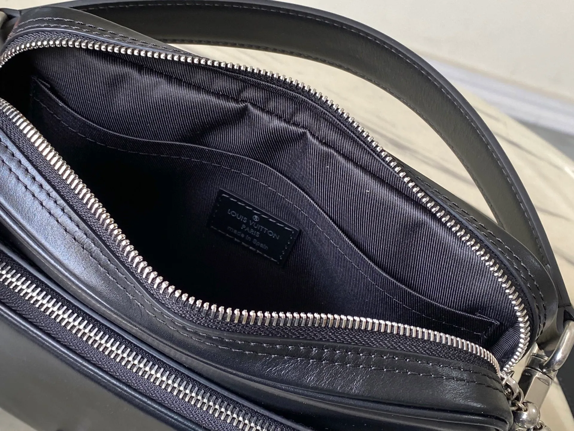 💰1520 (top-grain leather) top original order M13987 This NI handbag shines with the elegant luster of cow leather, and the Paris patch is fixed on the front with beaded rivets. The side lock buckle highlights the urban style, and the zipper puller of the main compartment is decorated with LV letters. Dimensions: 25 × 17.5 × 11cm