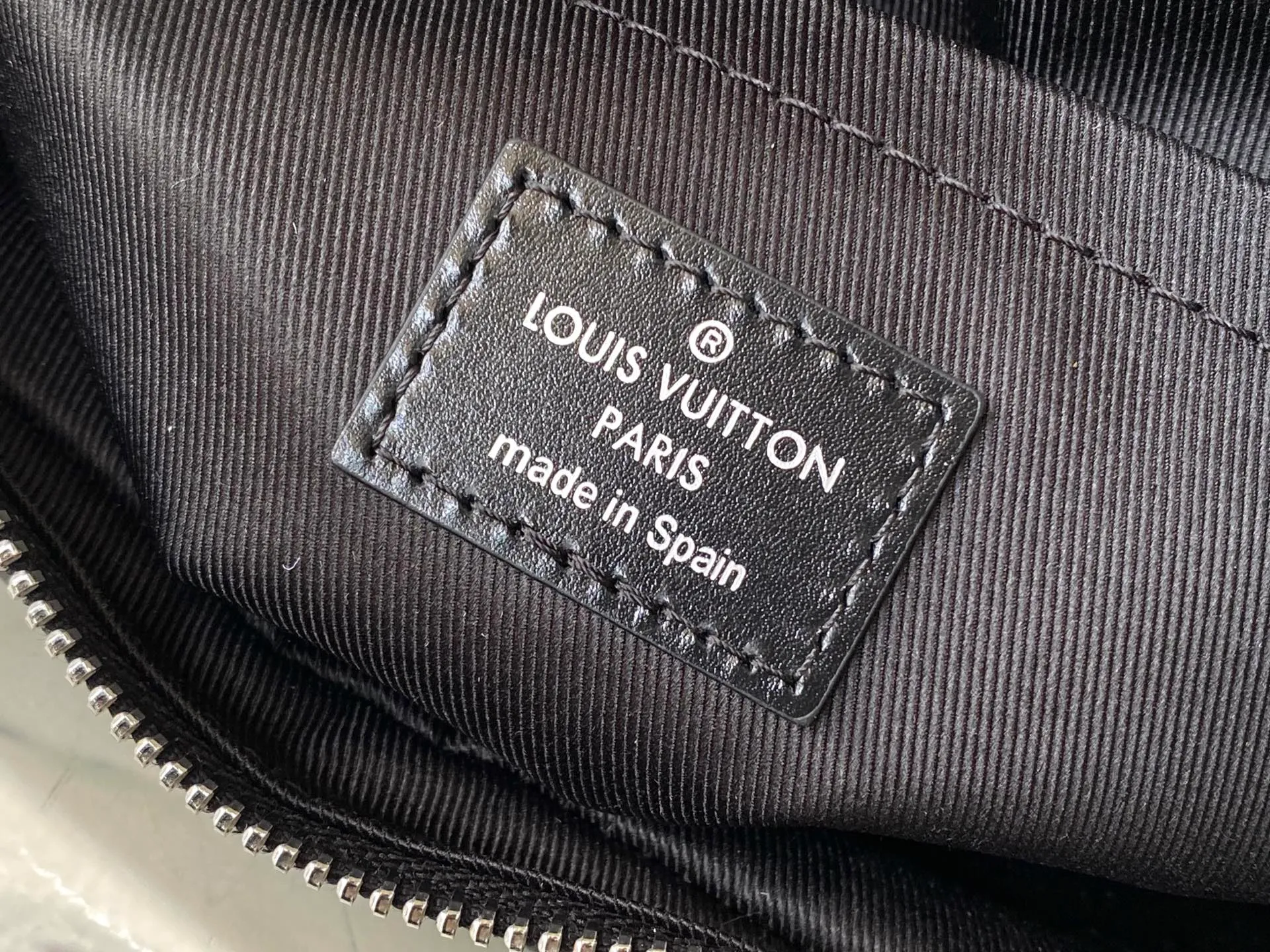 💰1520 (top-grain leather) top original order M13987 This NI handbag shines with the elegant luster of cow leather, and the Paris patch is fixed on the front with beaded rivets. The side lock buckle highlights the urban style, and the zipper puller of the main compartment is decorated with LV letters. Dimensions: 25 × 17.5 × 11cm