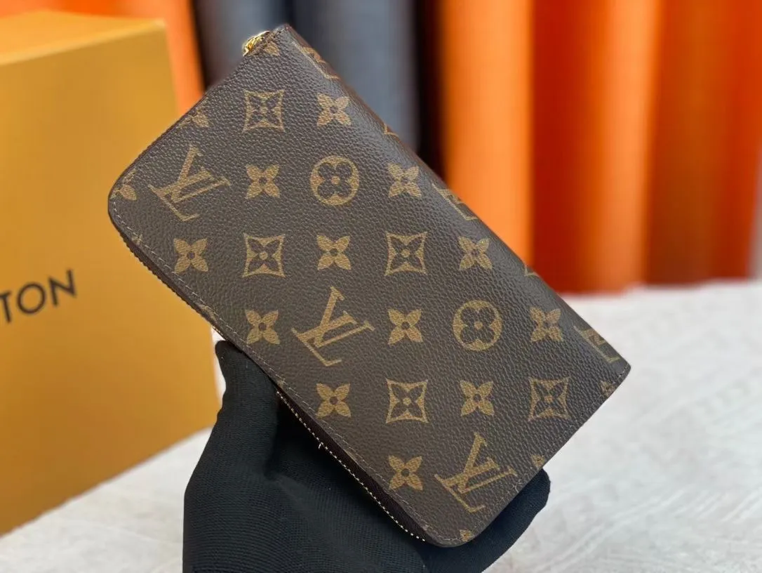 P150💰 M80857M60017 Japan limited wallet "Gibby Wallet", printed with Louis Vuitton's cute mascot "Vivian" illustration on single gram canvas. Brightly colored kites and cute mascots are combined, embellished with tiny single flowers. This is a collectible item that is perfect as a gift for those who love singles. Size: 19x 12.5x 3.0cm, 🎁🎁