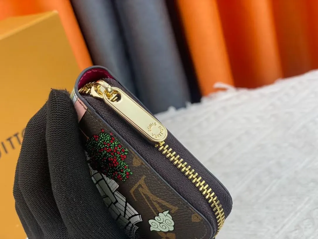 P150💰 M80857M60017 Japan limited wallet "Gibby Wallet", printed with Louis Vuitton's cute mascot "Vivian" illustration on single gram canvas. Brightly colored kites and cute mascots are combined, embellished with tiny single flowers. This is a collectible item that is perfect as a gift for those who love singles. Size: 19x 12.5x 3.0cm, 🎁🎁