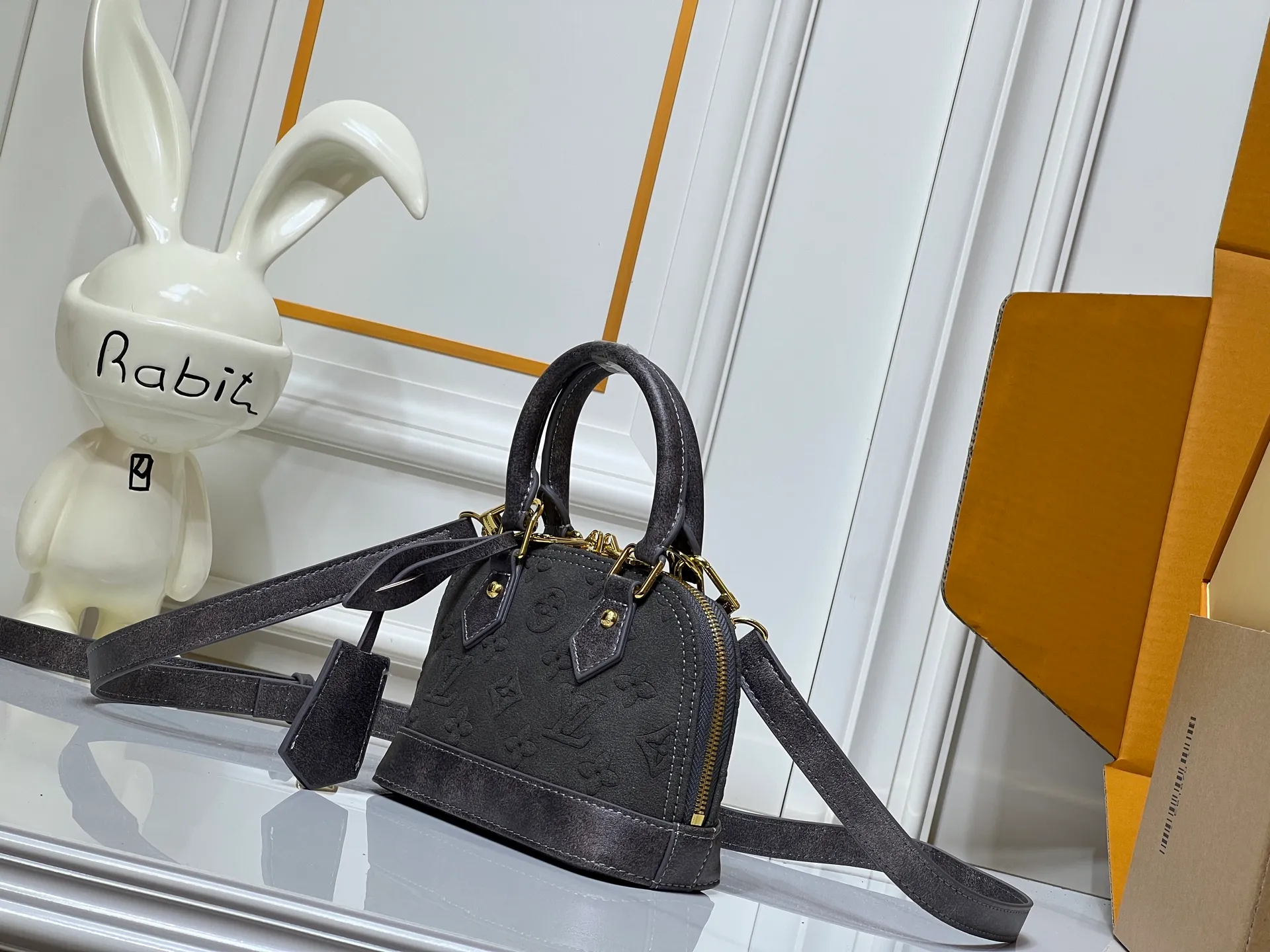 Batch 280💰Black embossed Caramel embossed Gray embossed M53152 M90611 M82717 Louis Vuitton's iconic handbag, one with the crispest design structure. Its prototype is a piece designed by Gaston Vuitton and named after the Alma Bridge, which connects two adjacent fashionable districts in Paris. Signature Monogram canvas gives it a classic feel. Size: 18X12X8cm (length x height x width)