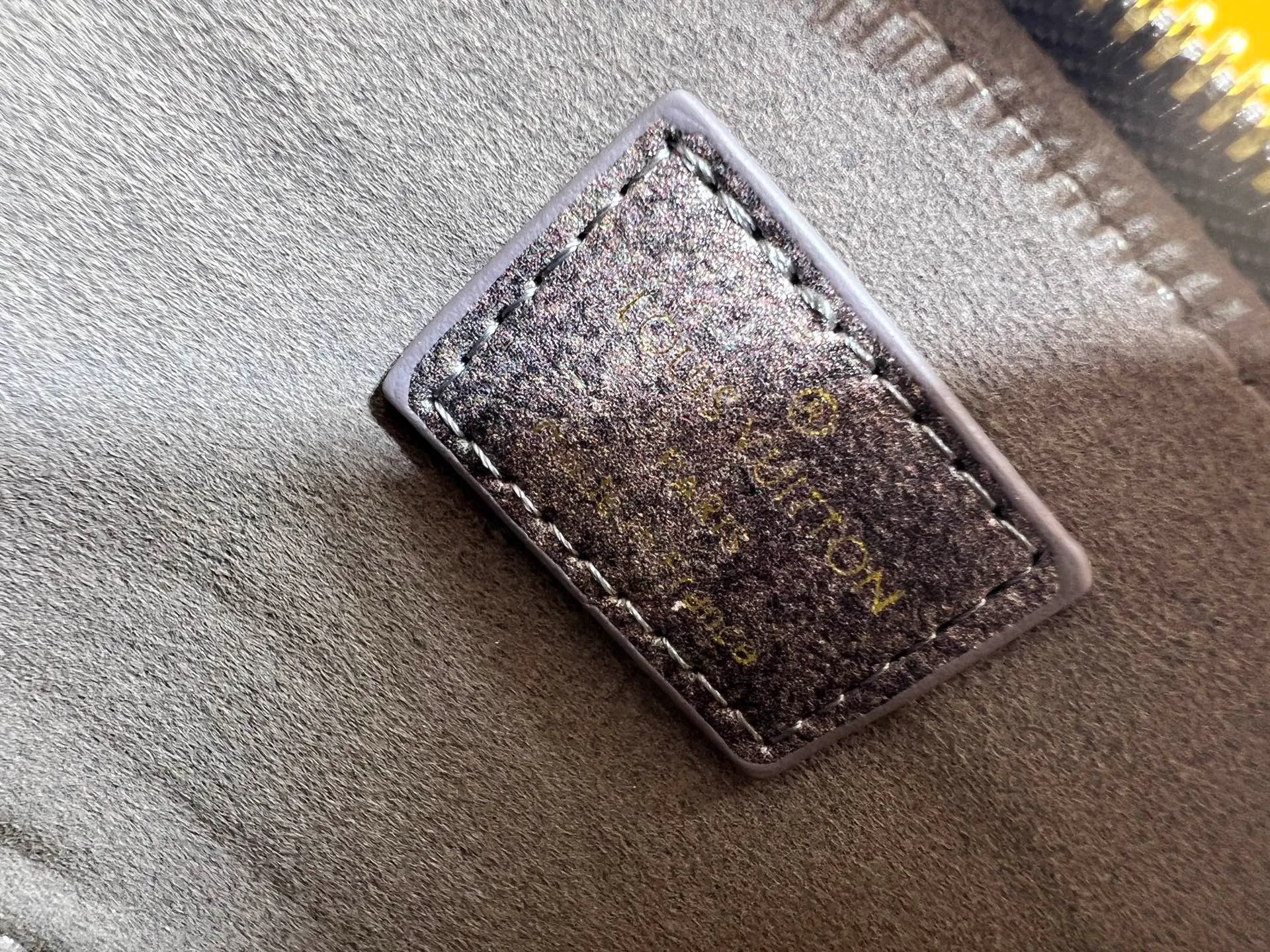 Batch 280💰Black embossed Caramel embossed Gray embossed M53152 M90611 M82717 Louis Vuitton's iconic handbag, one with the crispest design structure. Its prototype is a piece designed by Gaston Vuitton and named after the Alma Bridge, which connects two adjacent fashionable districts in Paris. Signature Monogram canvas gives it a classic feel. Size: 18X12X8cm (length x height x width)
