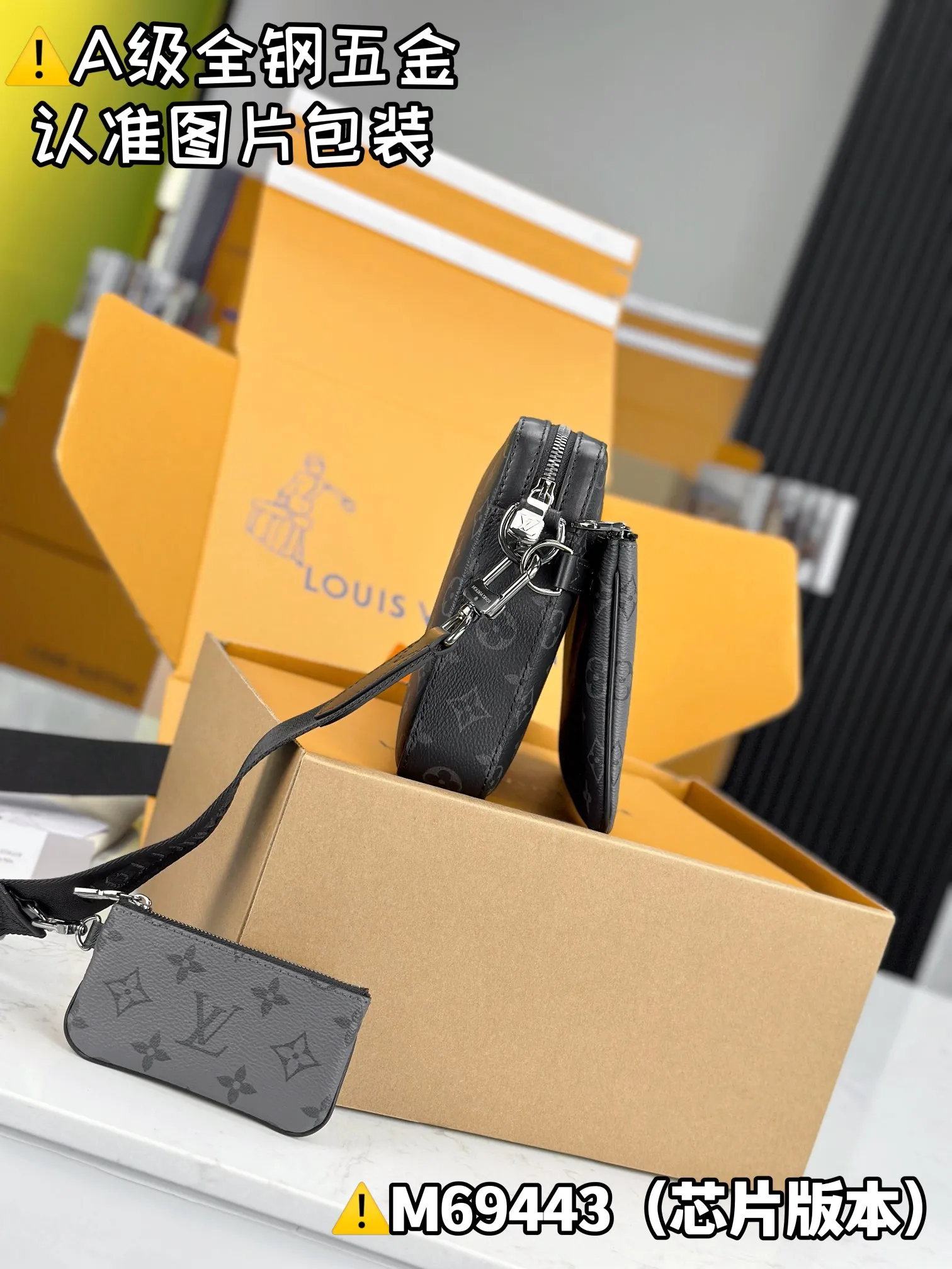 💰1800 [Genuine Grade] [Super Grade MB High Elastic Fabric] TRIO Messenger Bag Model: M69443 Material: A+ grade all-steel hardware, imported high elastic fabric Packaging: Full set of special grade duty-free MB packaging Size: 25x18.5x7cm