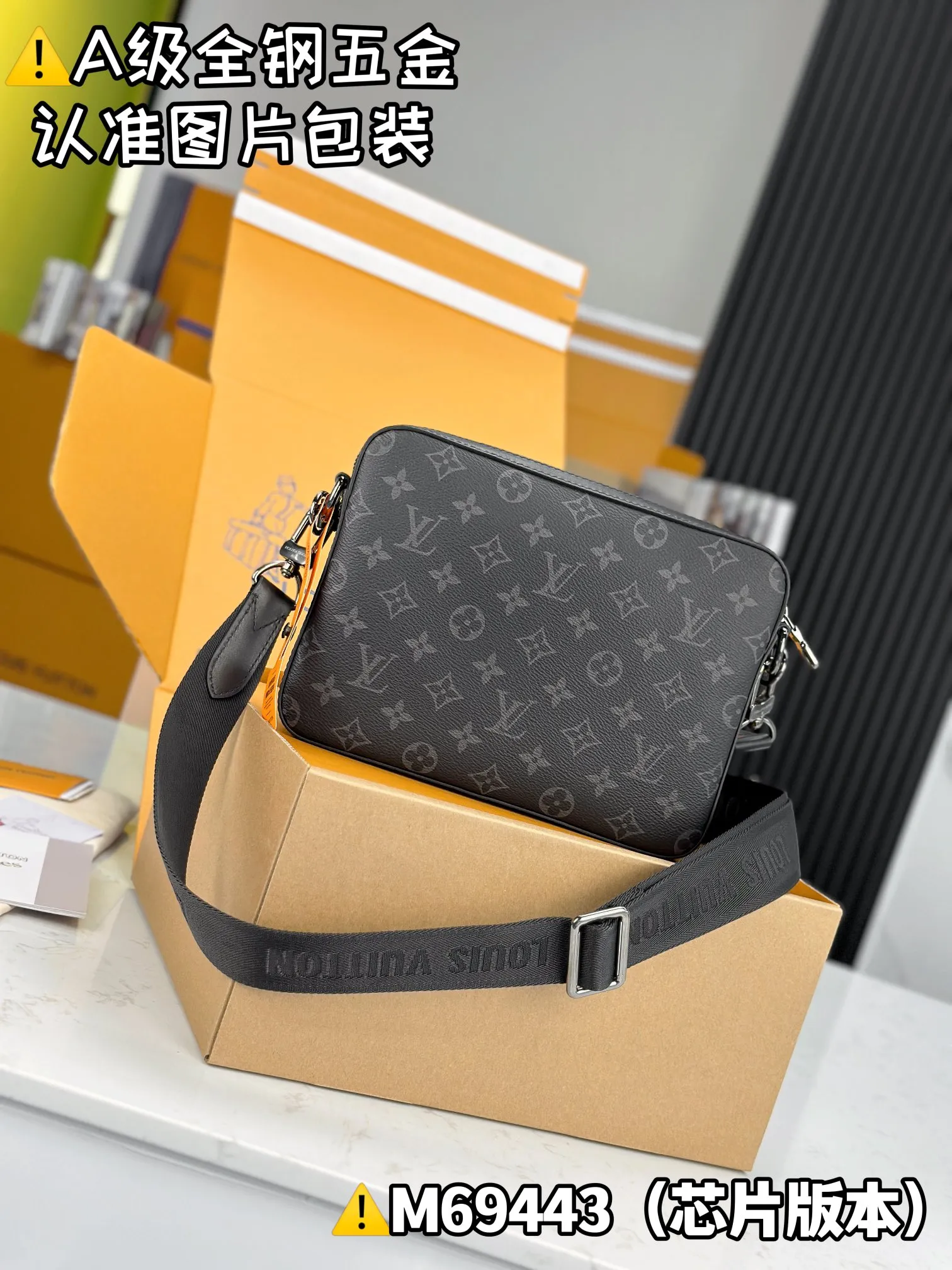 💰1800 [Genuine Grade] [Super Grade MB High Elastic Fabric] TRIO Messenger Bag Model: M69443 Material: A+ grade all-steel hardware, imported high elastic fabric Packaging: Full set of special grade duty-free MB packaging Size: 25x18.5x7cm