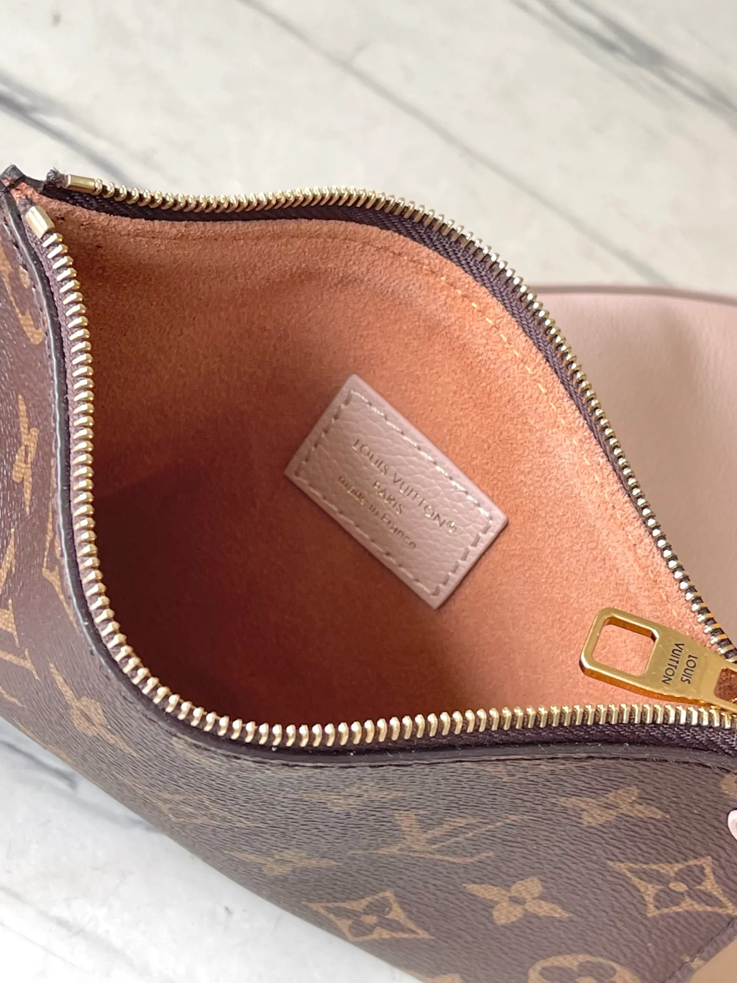 💰1180 (top layer leather) top original order M14635 launches the LowKey Cookie medium handbag, highlighting the brand heritage and exquisite craftsmanship with its elegant design. The soft cow leather will show its unique color over time, and the aged metal padlock and detachable Monogram storage bag are rich details, allowing you to switch to multiple carrying methods at will. Dimensions: 32 × 26 × 5 cm