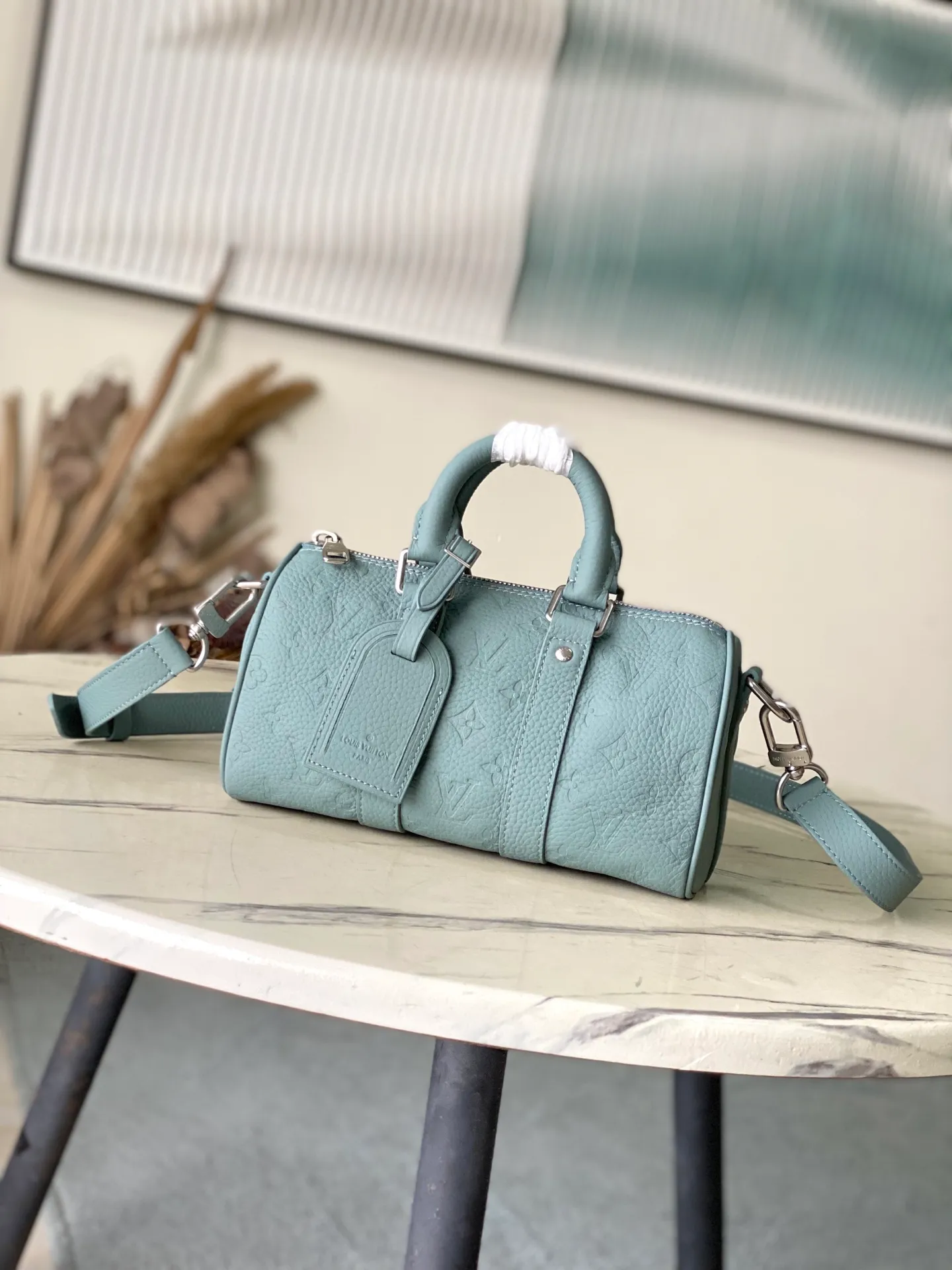 💰960 (top-grain leather) Top-quality original order M13866 This Keepall Bandouliere 25 handbag is made of Taurillon cow leather with embossed Monogram pattern. The sophisticated color matching and distressed metal parts complement each other. The detachable and adjustable shoulder strap is embossed with the Louis Vuitton logo, providing a comfortable shoulder carry experience. A cotton lining completes the look. Dimensions: 25 × 15 × 11 cm