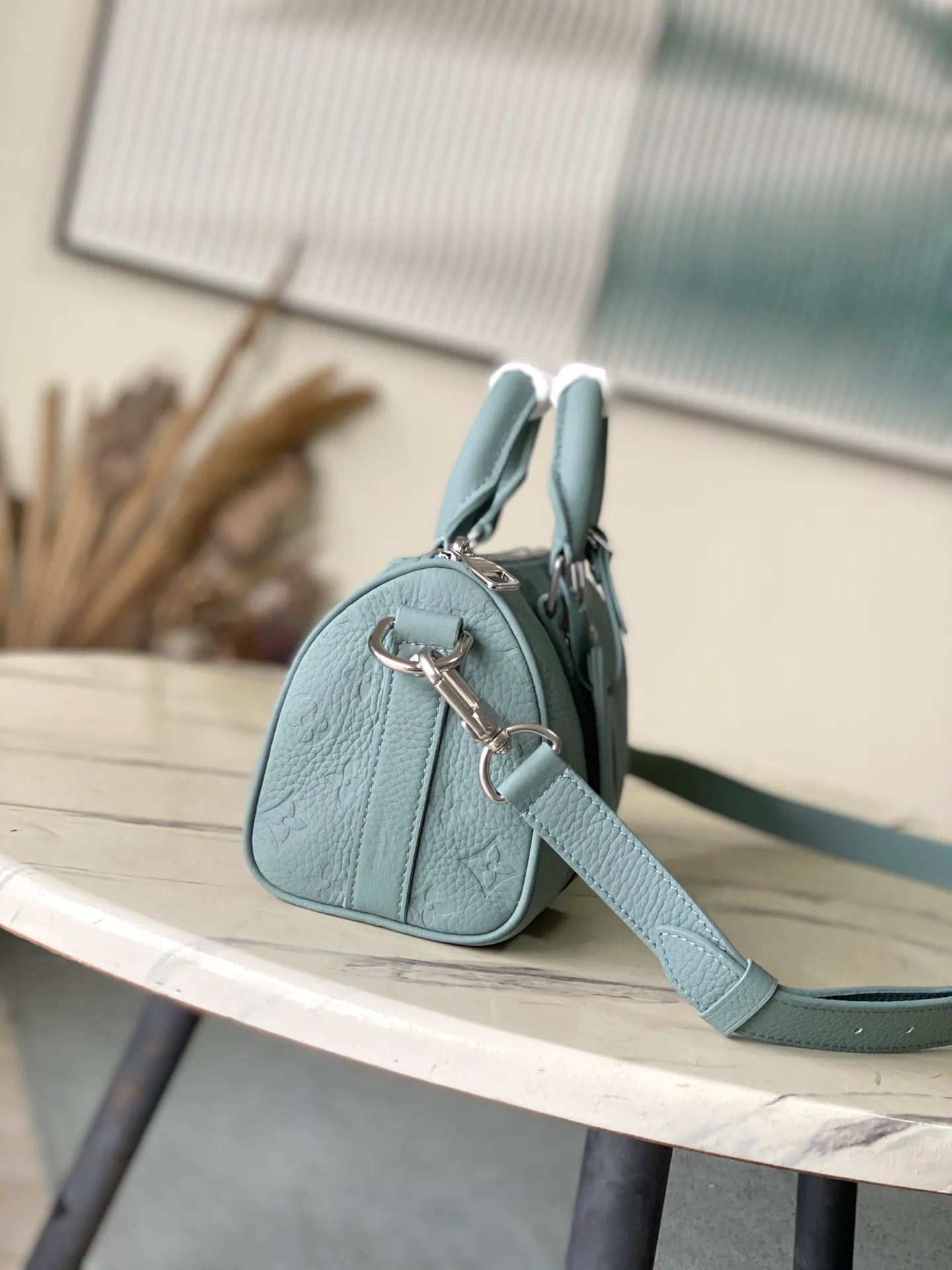 💰960 (top-grain leather) Top-quality original order M13866 This Keepall Bandouliere 25 handbag is made of Taurillon cow leather with embossed Monogram pattern. The sophisticated color matching and distressed metal parts complement each other. The detachable and adjustable shoulder strap is embossed with the Louis Vuitton logo, providing a comfortable shoulder carry experience. A cotton lining completes the look. Dimensions: 25 × 15 × 11 cm