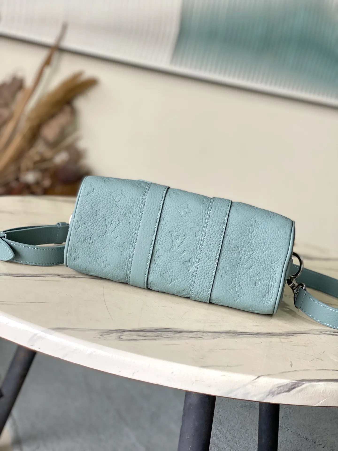 💰960 (top-grain leather) Top-quality original order M13866 This Keepall Bandouliere 25 handbag is made of Taurillon cow leather with embossed Monogram pattern. The sophisticated color matching and distressed metal parts complement each other. The detachable and adjustable shoulder strap is embossed with the Louis Vuitton logo, providing a comfortable shoulder carry experience. A cotton lining completes the look. Dimensions: 25 × 15 × 11 cm