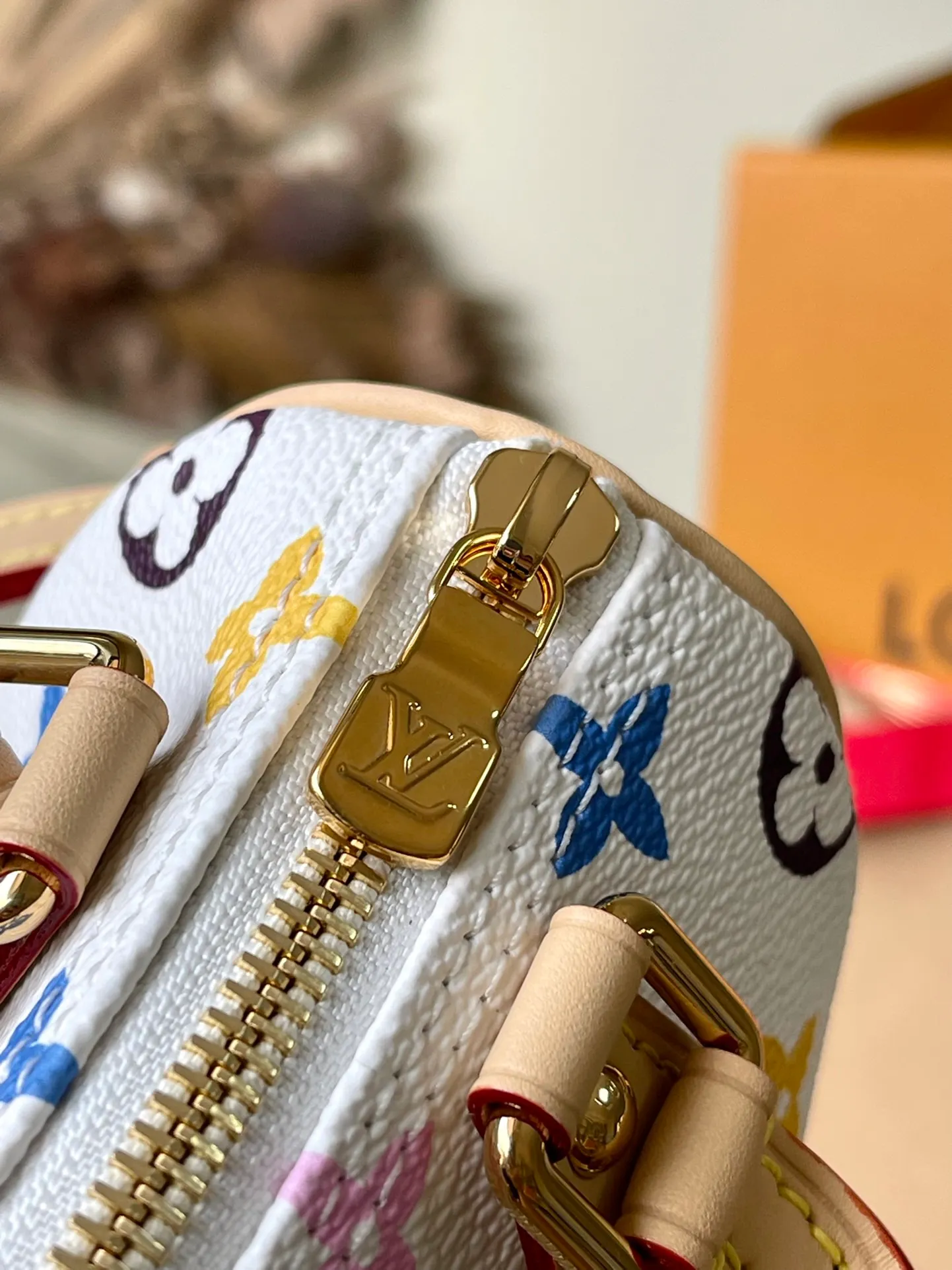 💰860 Top original order M13391 This Nano Speedy handbag is made of Monogram coated canvas and cow leather trim to create an exquisite configuration, using bright colors to interpret the smart style of the Louis Vuitton × Murakami reissue series. The Toron handle and dazzling padlock pay homage to the brand’s travel heritage, while the detachable and adjustable shoulder strap and chic LVxTM key bag complete the ensemble. Dimensions: 16 × 10 × 7.5 cm