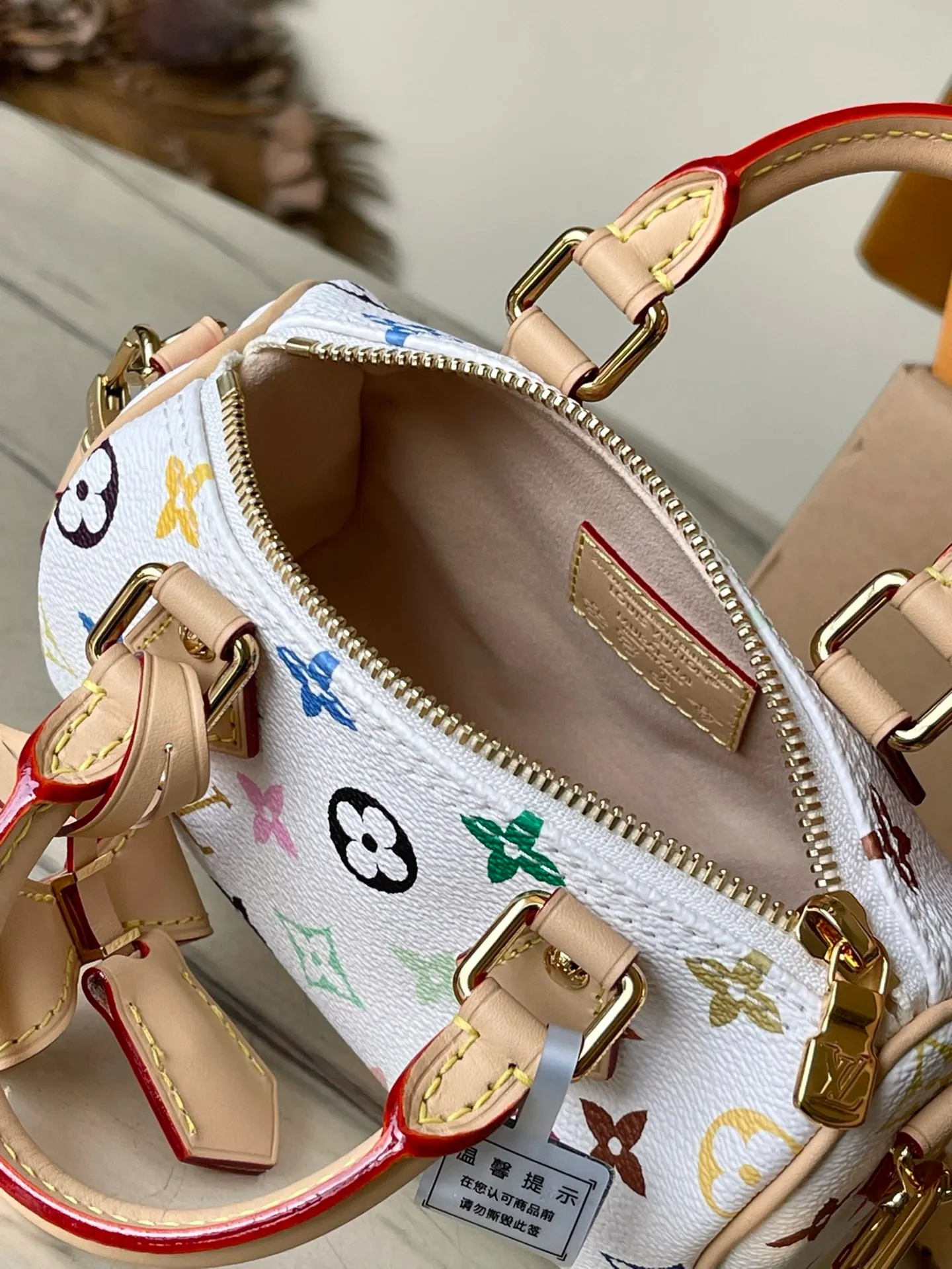 💰860 Top original order M13391 This Nano Speedy handbag is made of Monogram coated canvas and cow leather trim to create an exquisite configuration, using bright colors to interpret the smart style of the Louis Vuitton × Murakami reissue series. The Toron handle and dazzling padlock pay homage to the brand’s travel heritage, while the detachable and adjustable shoulder strap and chic LVxTM key bag complete the ensemble. Dimensions: 16 × 10 × 7.5 cm