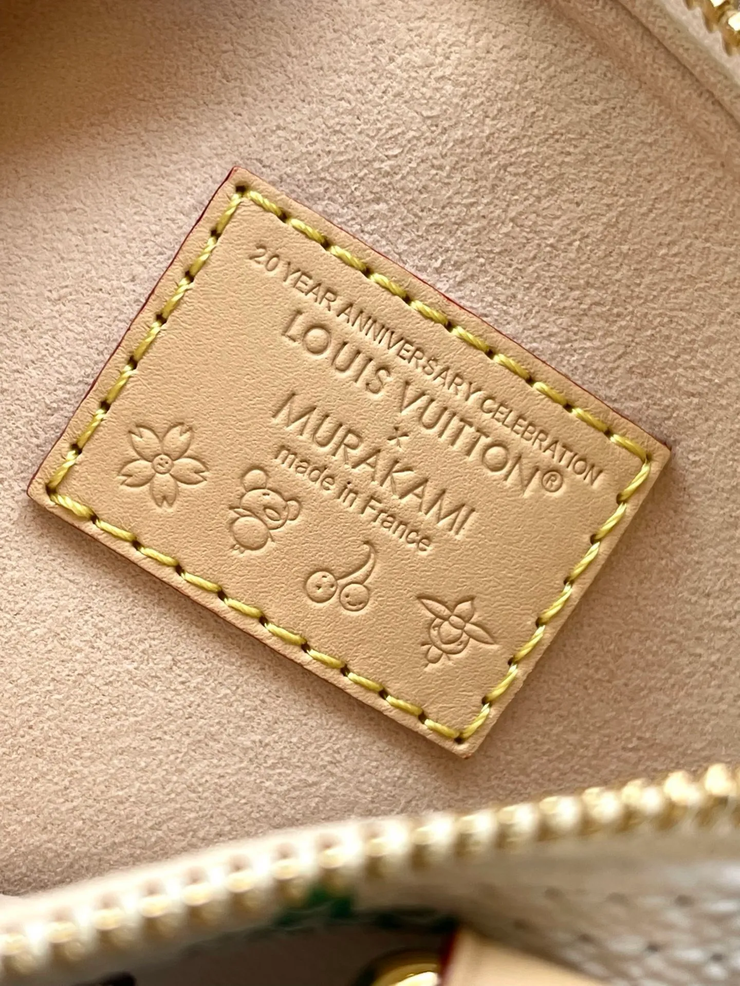 💰860 Top original order M13391 This Nano Speedy handbag is made of Monogram coated canvas and cow leather trim to create an exquisite configuration, using bright colors to interpret the smart style of the Louis Vuitton × Murakami reissue series. The Toron handle and dazzling padlock pay homage to the brand’s travel heritage, while the detachable and adjustable shoulder strap and chic LVxTM key bag complete the ensemble. Dimensions: 16 × 10 × 7.5 cm