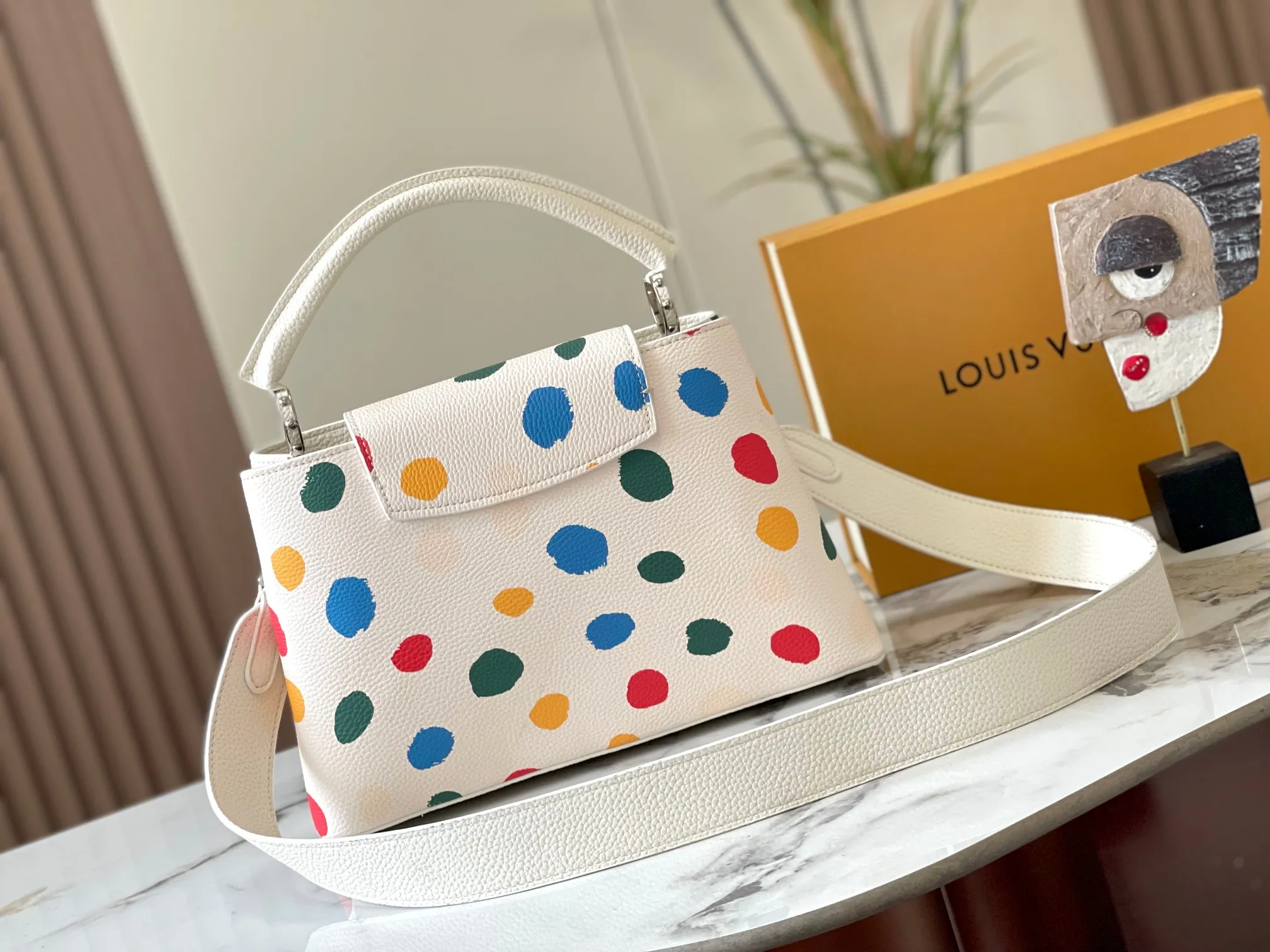 Upgraded version P460 M21665 This LV x YK Capucines medium handbag comes from the Louis Vuitton x Yayoi Kusama collaboration series. The renowned Japanese artist has been obsessed with polka dots as a symbol of infinity since childhood, and finds a dazzling expression in supple Taurillon leather decorated with 3D hand-painted polka dot prints. Detailed features 31.5 x 20 x 11 cm (length x height x width)