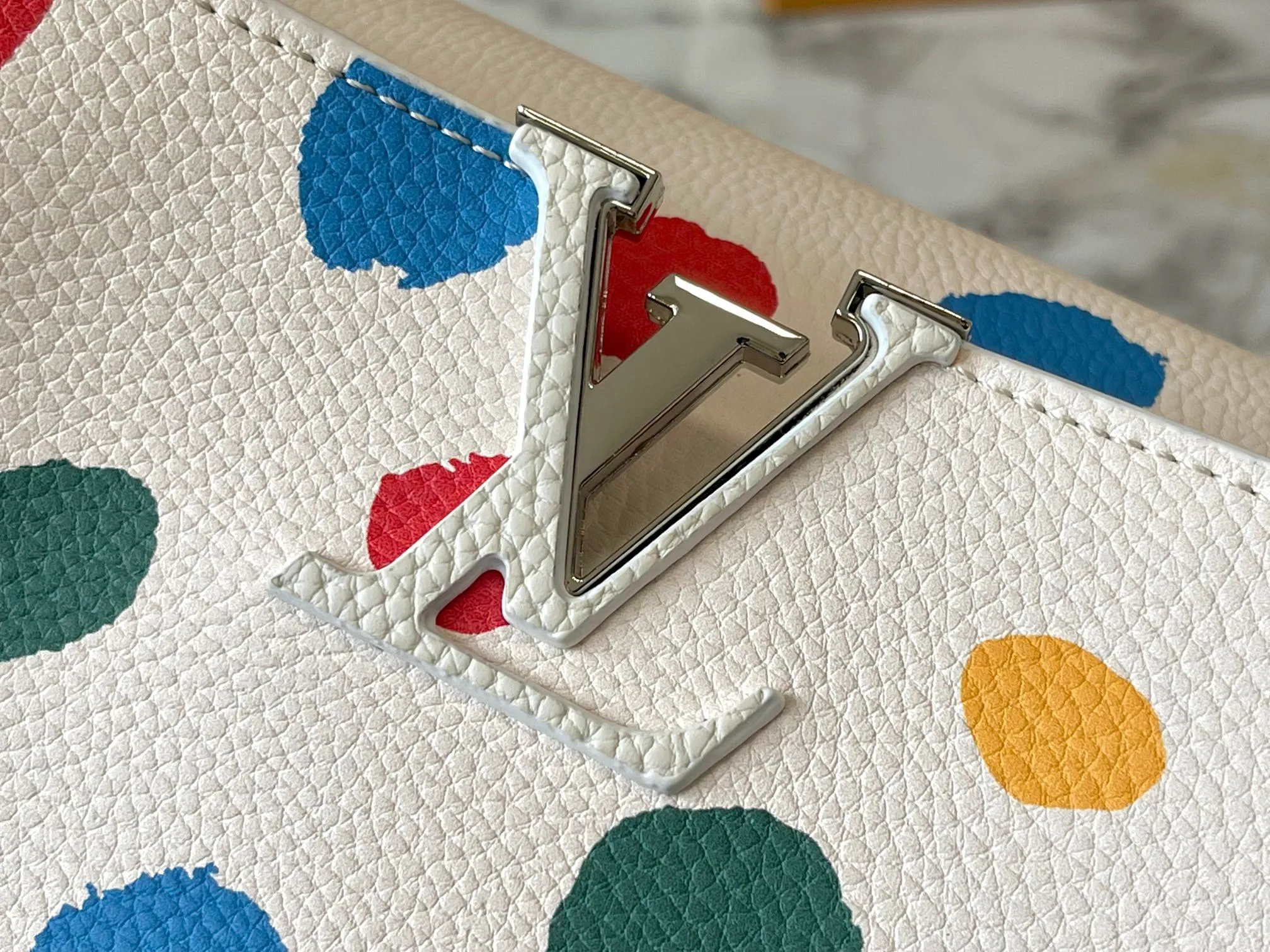 Upgraded version P460 M21665 This LV x YK Capucines medium handbag comes from the Louis Vuitton x Yayoi Kusama collaboration series. The renowned Japanese artist has been obsessed with polka dots as a symbol of infinity since childhood, and finds a dazzling expression in supple Taurillon leather decorated with 3D hand-painted polka dot prints. Detailed features 31.5 x 20 x 11 cm (length x height x width)