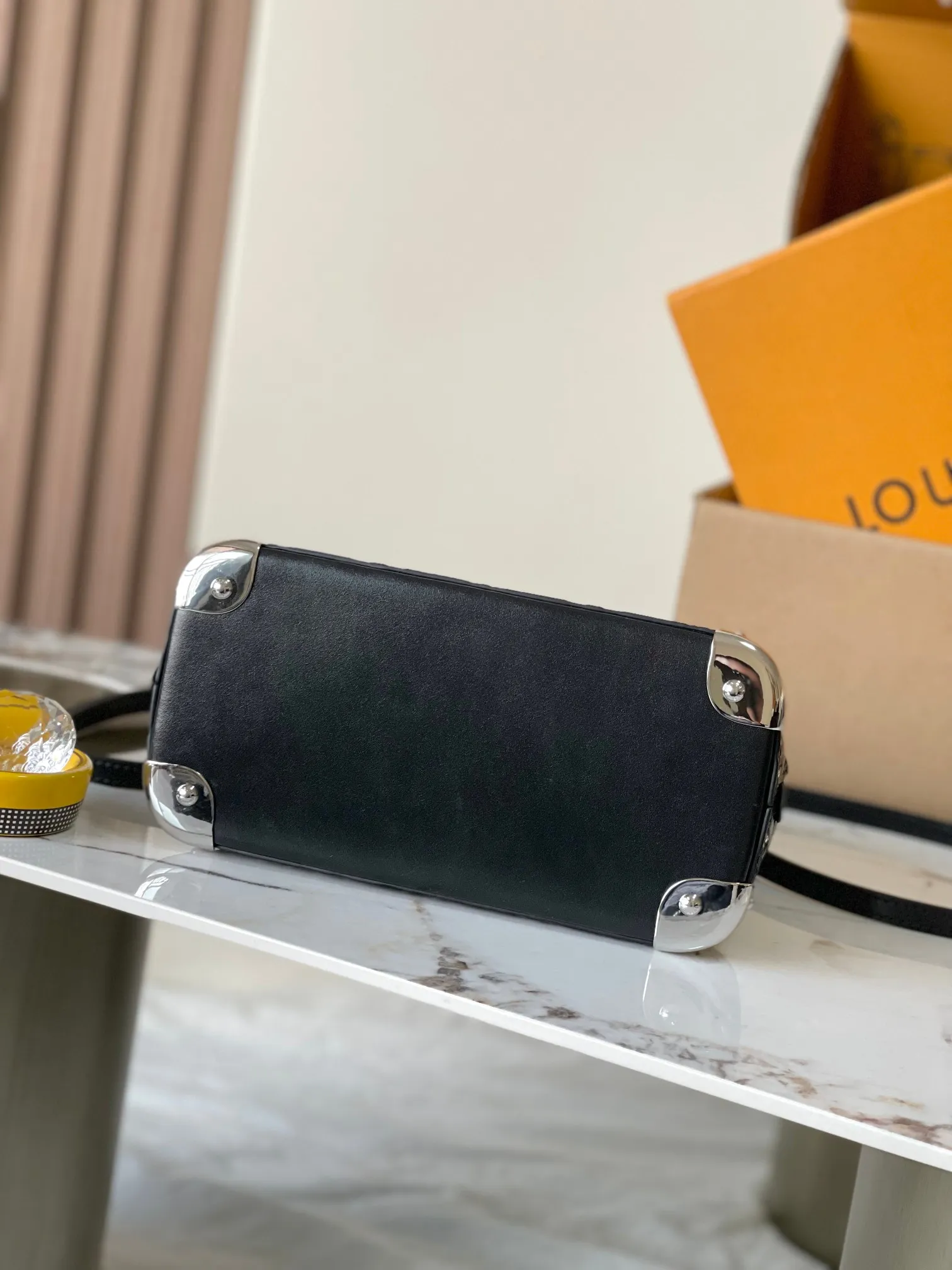 p1840 [Special grade MB original leather] Alma BB handbag, shell bag Model: M27812 black 163C chip version Material: A-grade all-steel hardware, imported original cowhide Packaging: full set of original duty-free MB packaging Size: 19*11*22CM