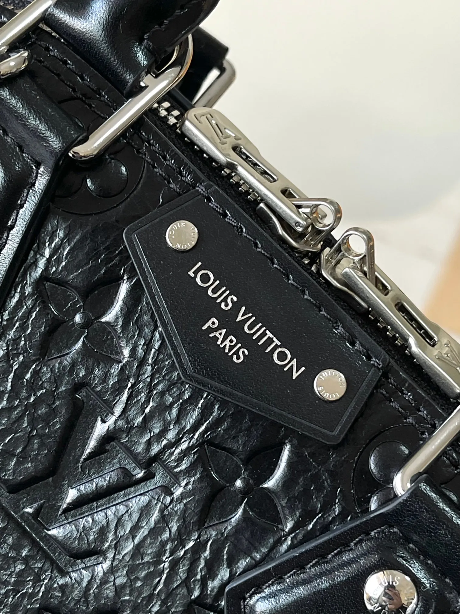 p1840 [Special grade MB original leather] Alma BB handbag, shell bag Model: M27812 black 163C chip version Material: A-grade all-steel hardware, imported original cowhide Packaging: full set of original duty-free MB packaging Size: 19*11*22CM