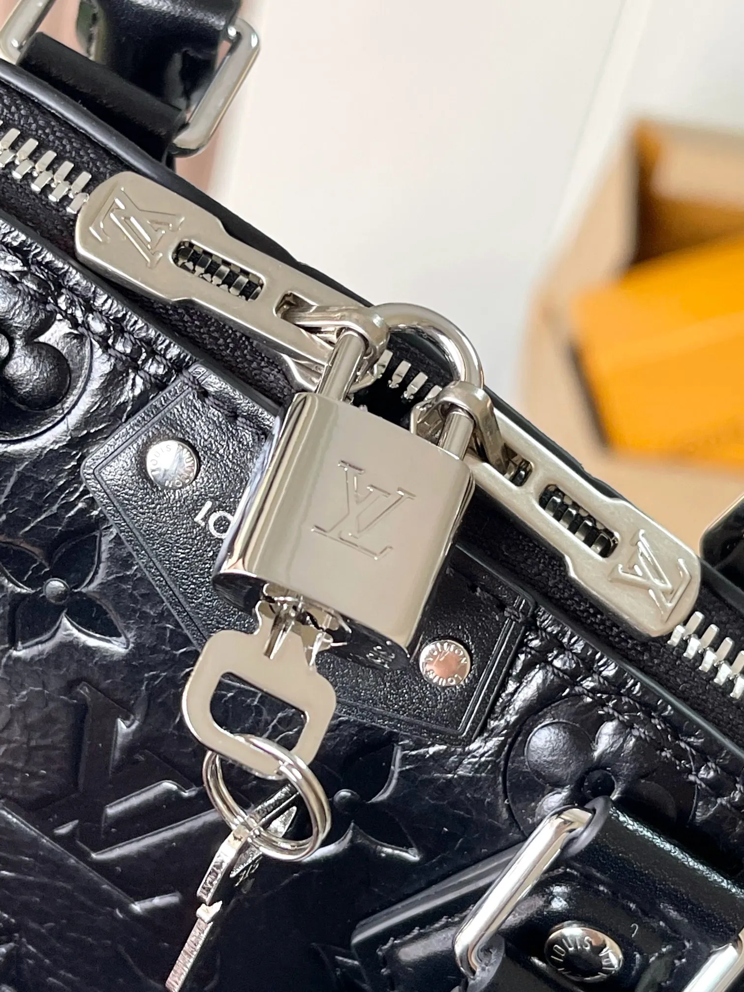 p1840 [Special grade MB original leather] Alma BB handbag, shell bag Model: M27812 black 163C chip version Material: A-grade all-steel hardware, imported original cowhide Packaging: full set of original duty-free MB packaging Size: 19*11*22CM