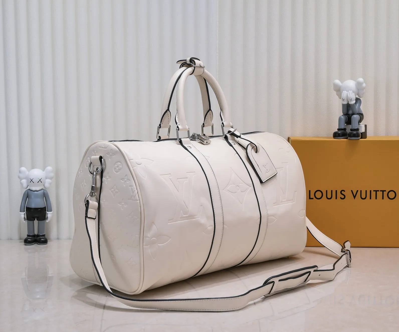Batch 440💰N44810 45532 Upgraded version 45cm imported first-layer cowhide black embossed large flower travel bag N41416 45532 Keepall is a classic of the Louis Vuitton travel bag series. This large Keepall in Monogram is spacious and comes with a removable leather shoulder strap. 45x 27×20cm (Length x Height x Width) - Monogram natural cowhide leather binding - Double zipper closure - Leather handles - Detachable leather shoulder strap - Detachable leather ID holder - All steel hardware - With padlock
