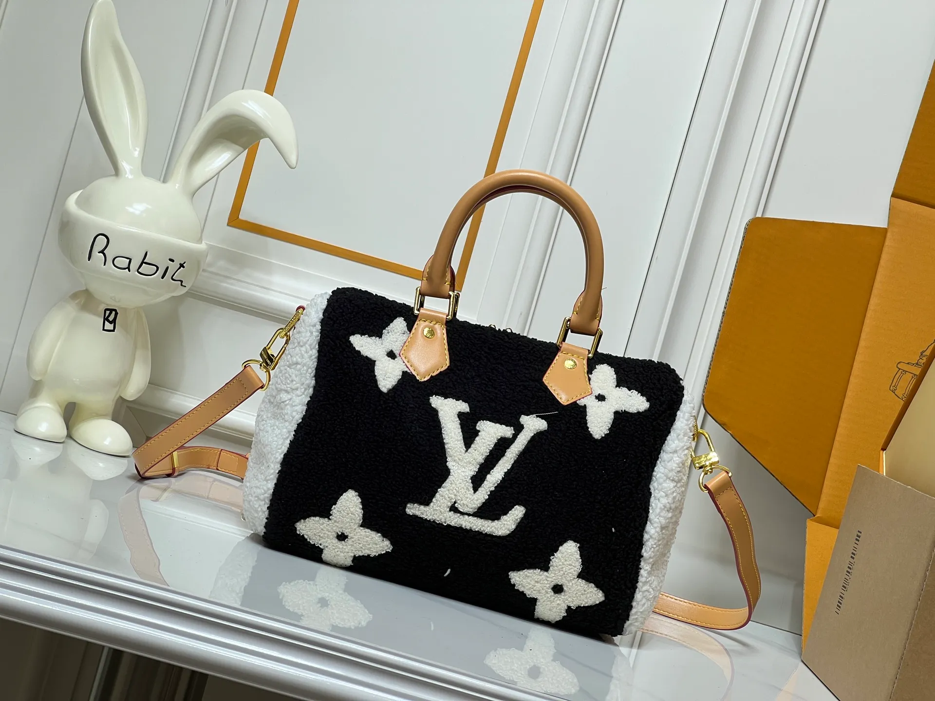 Batch 260💰Upgraded original M23468 M40390 [Speedy Bandoulière 25 handbag] Lamb velvet🔥Made of soft wool leather with grained leather trim, relying on complex intarsia technology to outline the Giant Monogram pattern, showing the trend of the winter series. Rolled leather top handles and removable and adjustable leather shoulder strap allow for a variety of carrying options. Dimensions: 25.0 x 19.0 x 15.0 cm