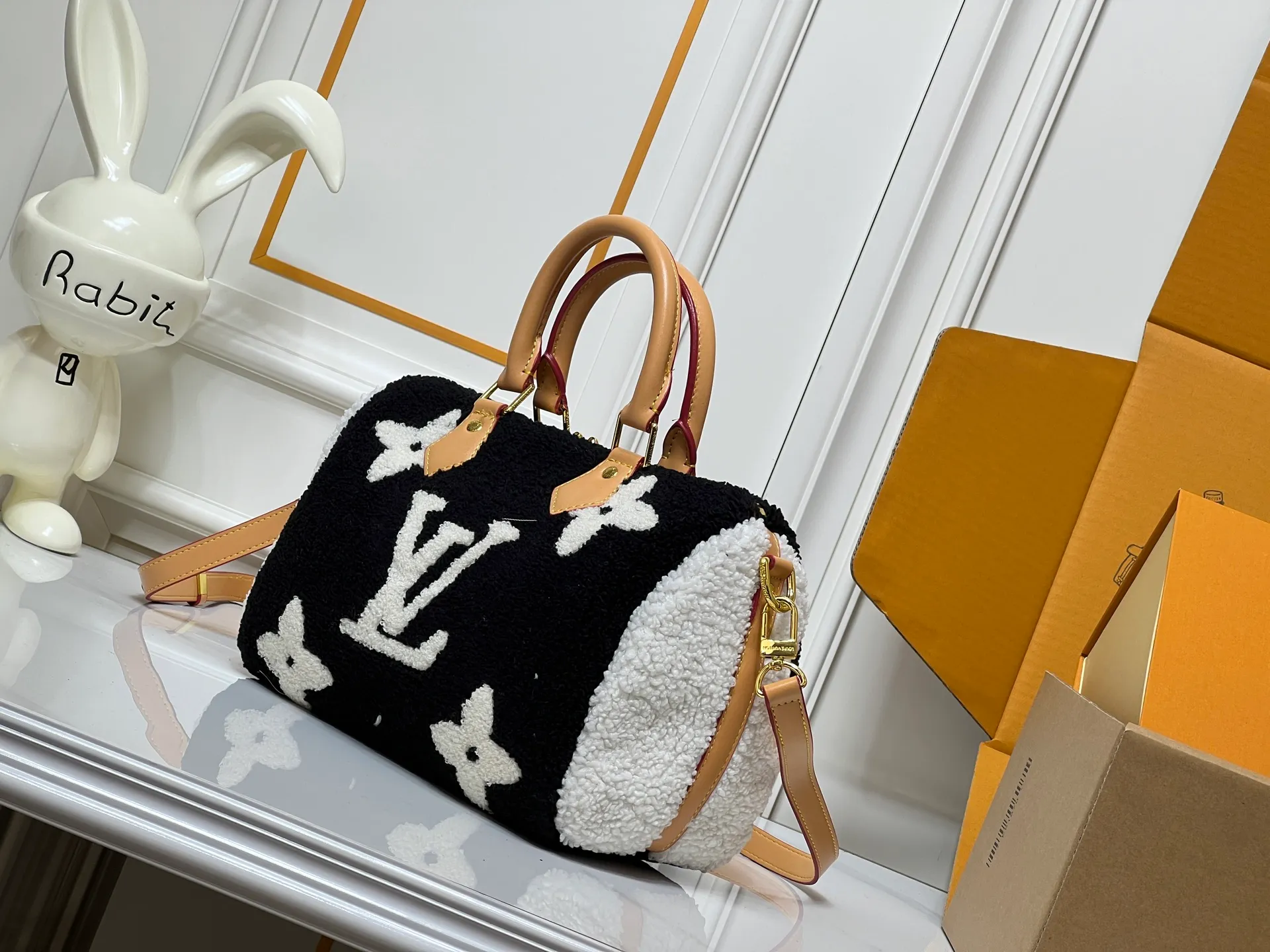 Batch 260💰Upgraded original M23468 M40390 [Speedy Bandoulière 25 handbag] Lamb velvet🔥Made of soft wool leather with grained leather trim, relying on complex intarsia technology to outline the Giant Monogram pattern, showing the trend of the winter series. Rolled leather top handles and removable and adjustable leather shoulder strap allow for a variety of carrying options. Dimensions: 25.0 x 19.0 x 15.0 cm