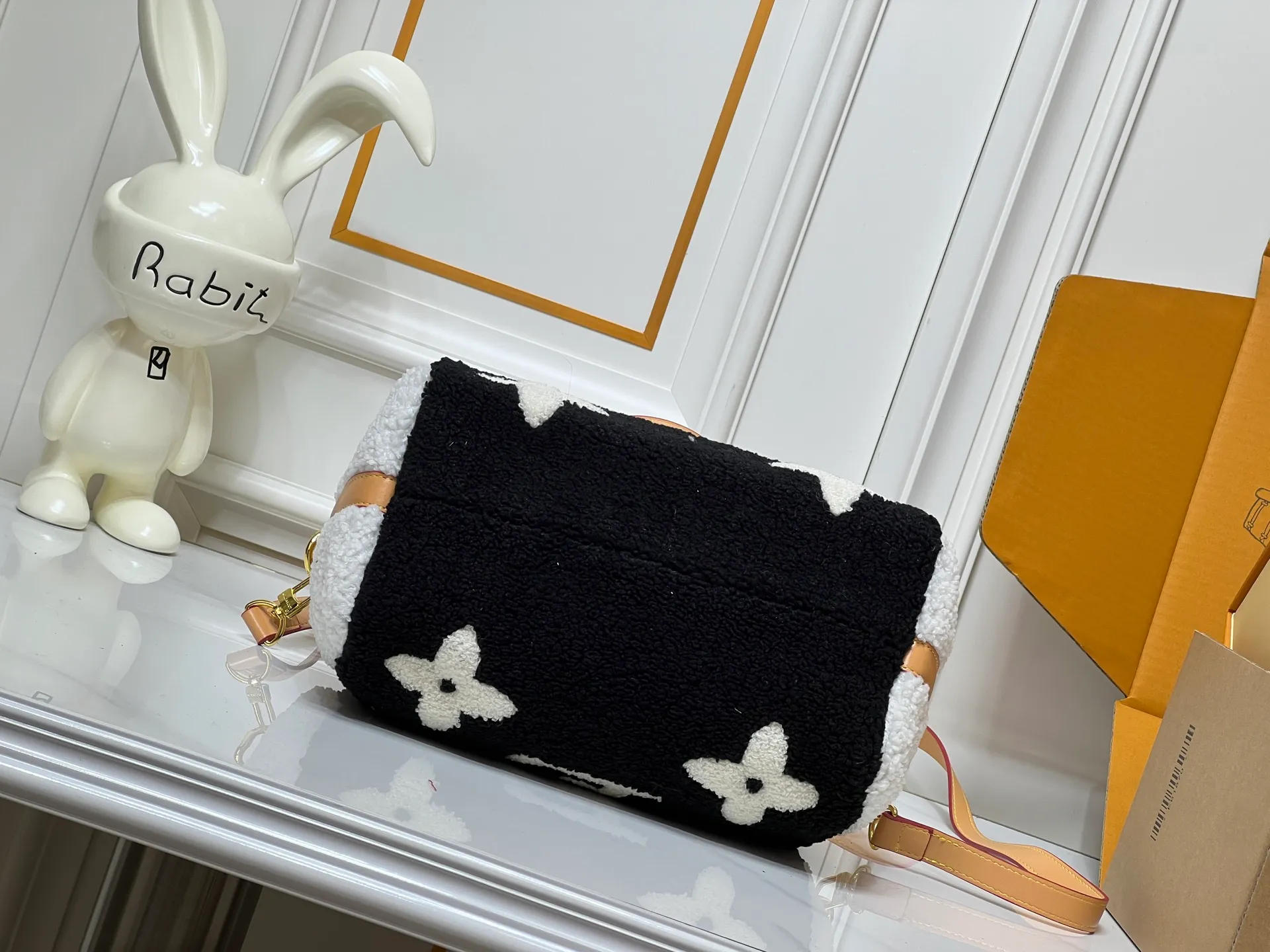 Batch 260💰Upgraded original M23468 M40390 [Speedy Bandoulière 25 handbag] Lamb velvet🔥Made of soft wool leather with grained leather trim, relying on complex intarsia technology to outline the Giant Monogram pattern, showing the trend of the winter series. Rolled leather top handles and removable and adjustable leather shoulder strap allow for a variety of carrying options. Dimensions: 25.0 x 19.0 x 15.0 cm