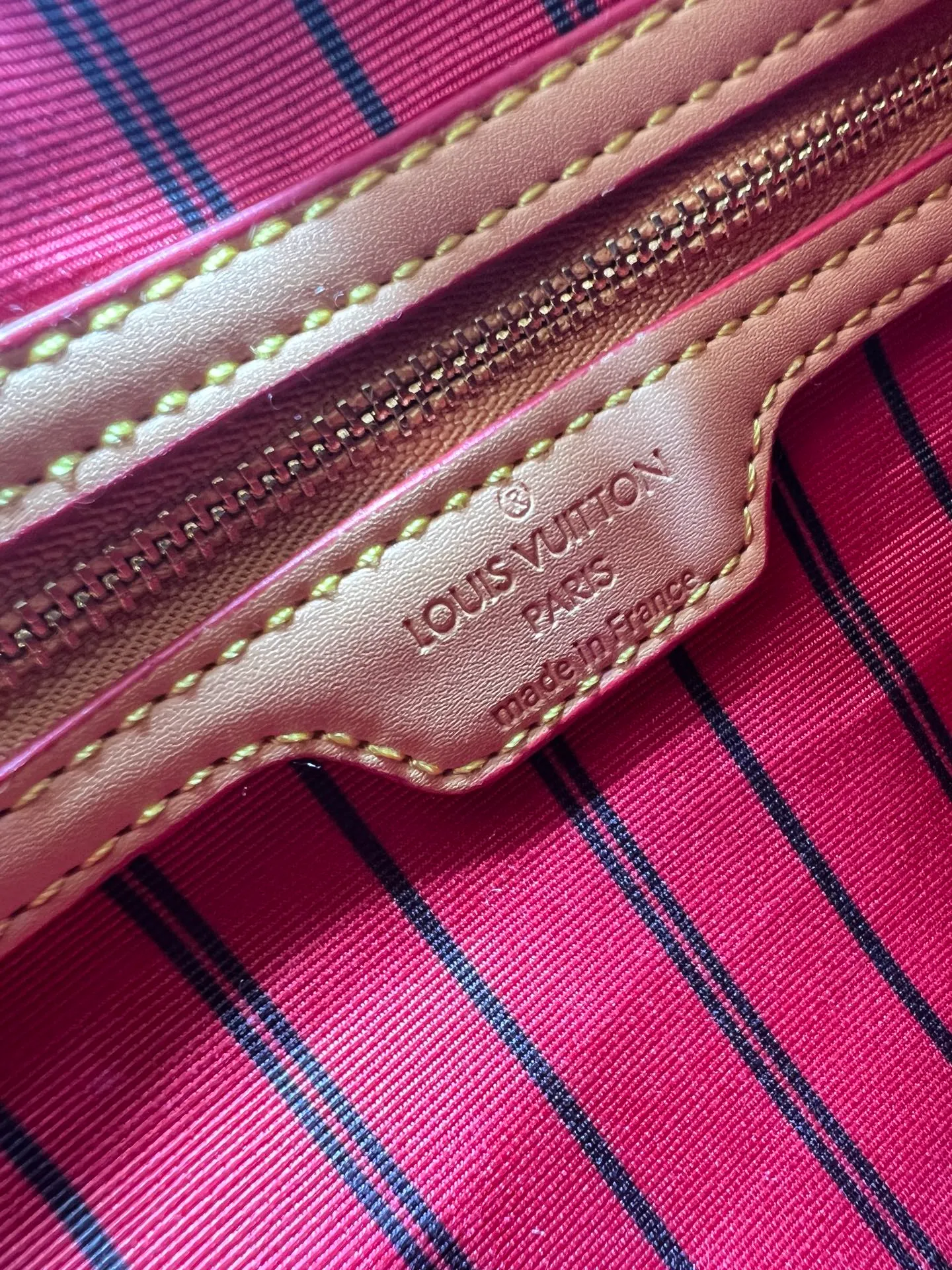 Batch 260💰Upgraded original M23468 M40390 [Speedy Bandoulière 25 handbag] Lamb velvet🔥Made of soft wool leather with grained leather trim, relying on complex intarsia technology to outline the Giant Monogram pattern, showing the trend of the winter series. Rolled leather top handles and removable and adjustable leather shoulder strap allow for a variety of carrying options. Dimensions: 25.0 x 19.0 x 15.0 cm