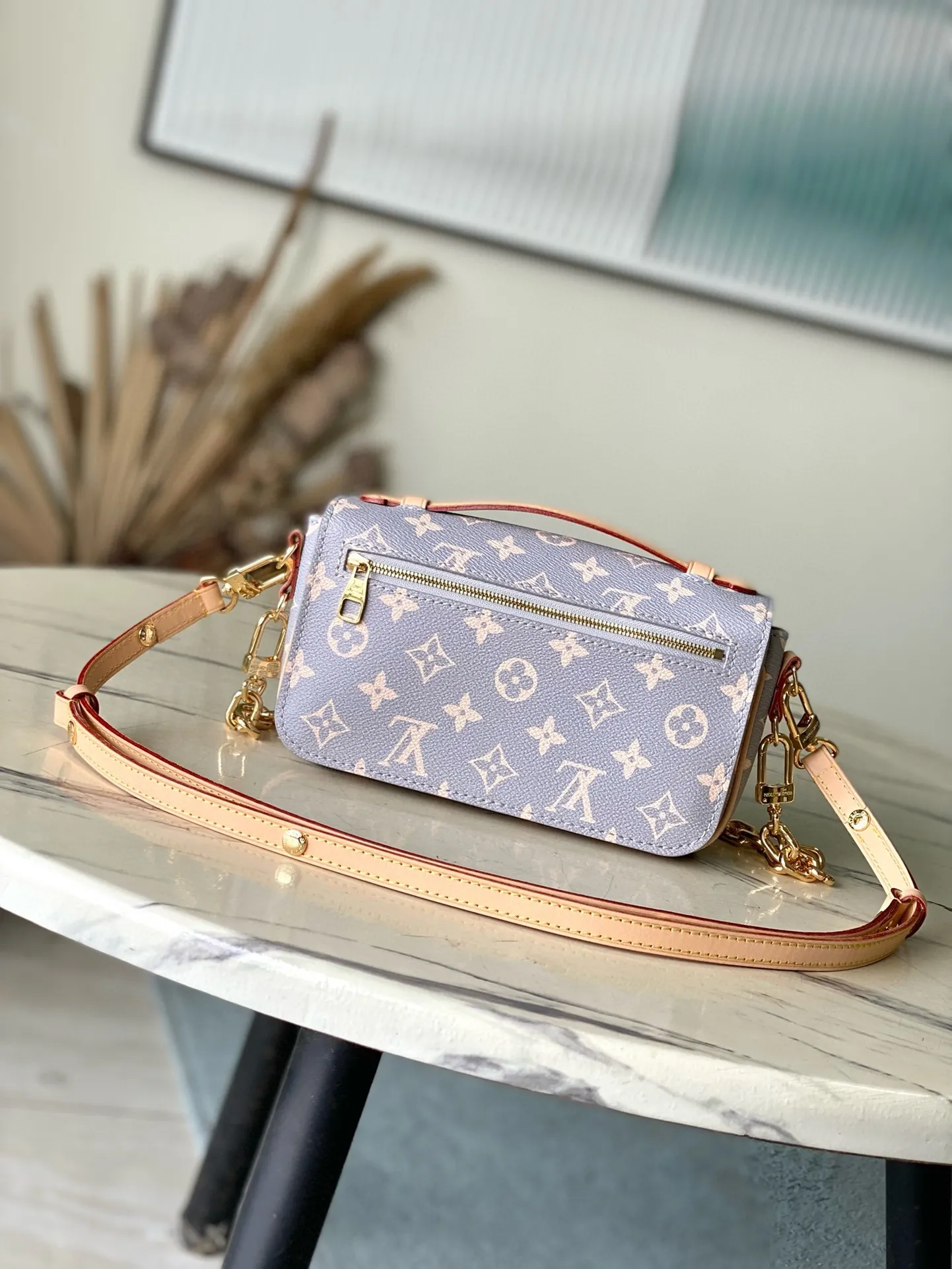 💰980 (Steel Hardware) Top Original Order M12429 This Pochette Métis East West handbag draws inspiration from the color of the brand’s traditional hard trunk. It renders the iconic Monogram coated canvas in elegant French tones, with smooth cow leather trim and S-lock buckle. It matches the 2024 autumn and winter ready-to-wear series. 21.5 x 13.5 x 6 cm (length x height x width)