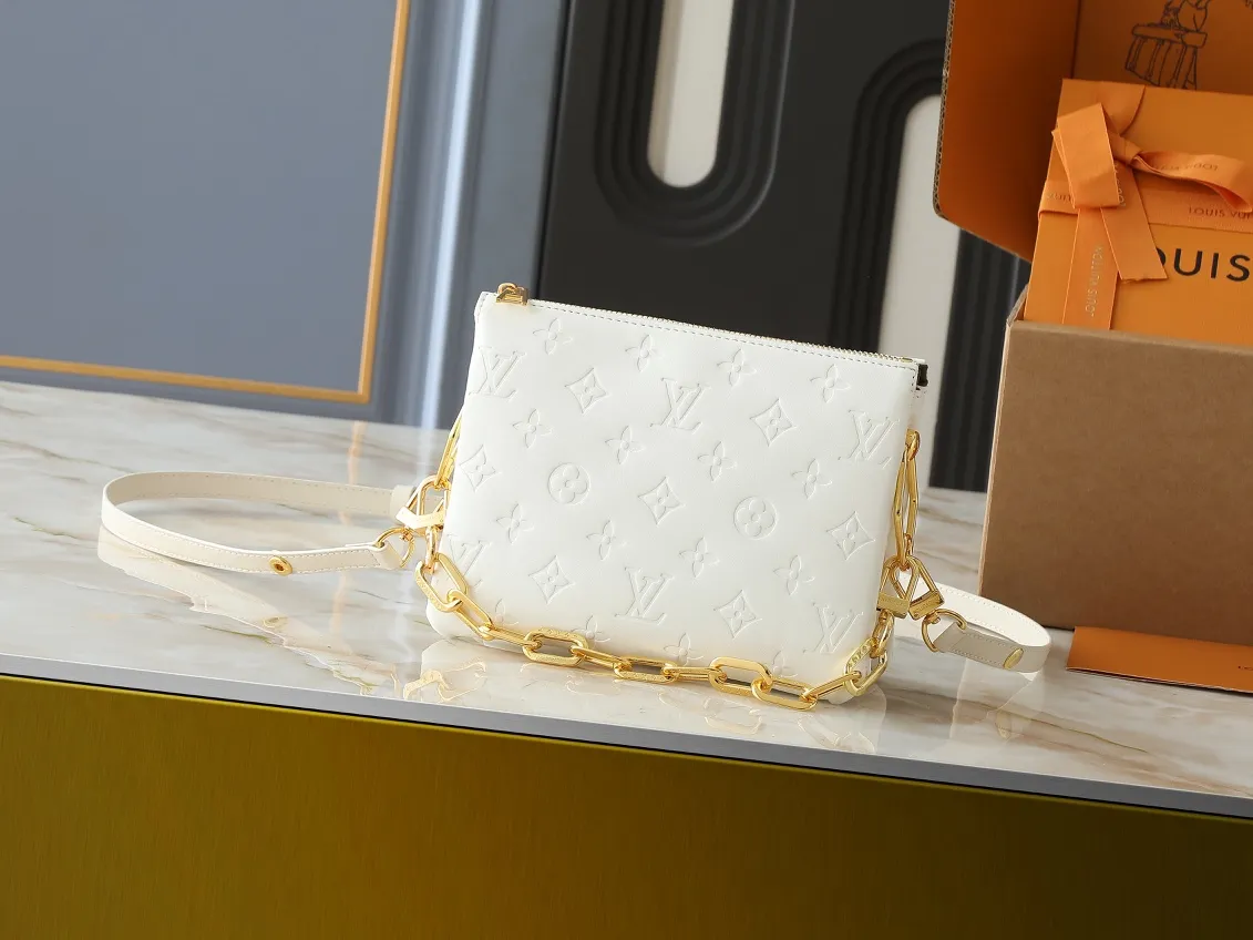 💰240💰Upgraded from the original M59598 M59389 M59396 M13233 M21259 M25218 M20770 M11401 This Coussin BB handbag is made of soft sheep leather with an embossed Monogram pattern. It has an inner compartment in a compact silhouette, making it an elegant choice for both day and night. Both the chunky chain and slim leather strap are removable, allowing for a variety of styling possibilities. Dimensions: 21.0 x 16.0 x 7.0 cm (length x height x width)