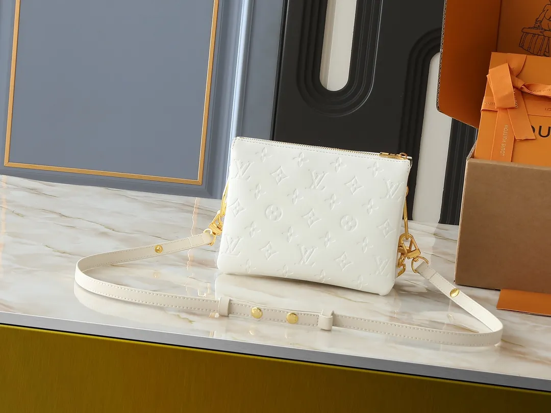 💰240💰Upgraded from the original M59598 M59389 M59396 M13233 M21259 M25218 M20770 M11401 This Coussin BB handbag is made of soft sheep leather with an embossed Monogram pattern. It has an inner compartment in a compact silhouette, making it an elegant choice for both day and night. Both the chunky chain and slim leather strap are removable, allowing for a variety of styling possibilities. Dimensions: 21.0 x 16.0 x 7.0 cm (length x height x width)