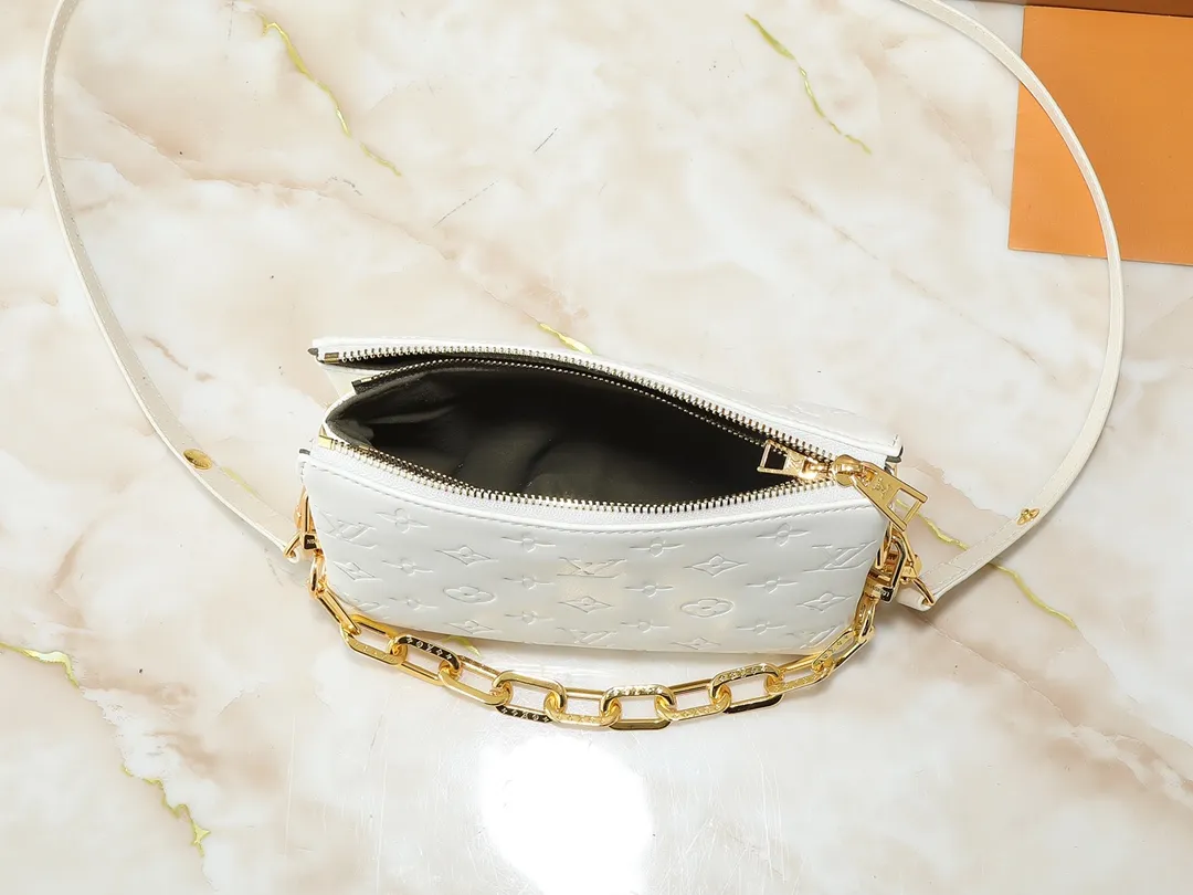 💰240💰Upgraded from the original M59598 M59389 M59396 M13233 M21259 M25218 M20770 M11401 This Coussin BB handbag is made of soft sheep leather with an embossed Monogram pattern. It has an inner compartment in a compact silhouette, making it an elegant choice for both day and night. Both the chunky chain and slim leather strap are removable, allowing for a variety of styling possibilities. Dimensions: 21.0 x 16.0 x 7.0 cm (length x height x width)