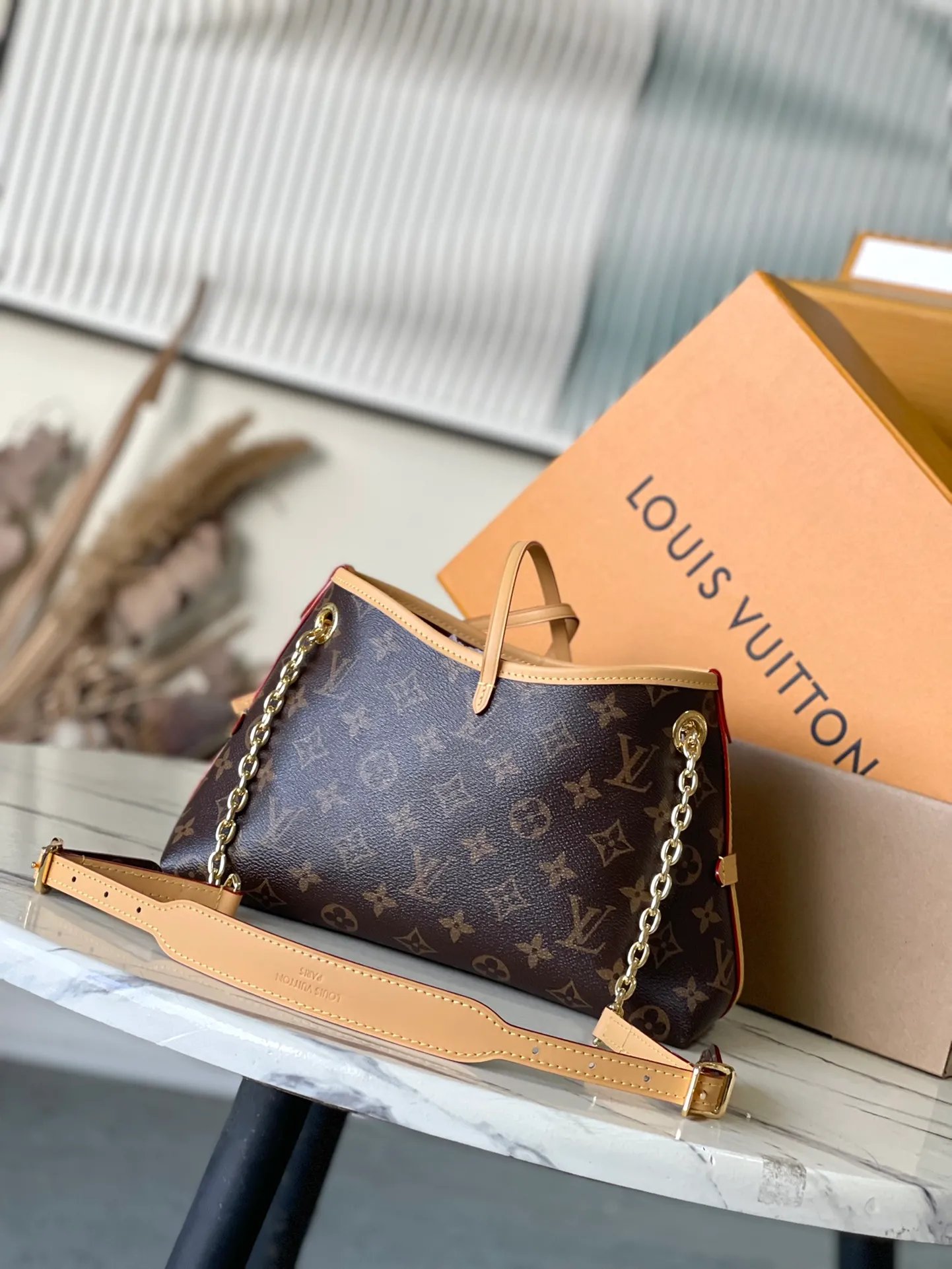 💰760 Top original order M13014 This CarryAll BB handbag is made of Monogram canvas, with Monogram flowers on the dazzling chain, lighting up day and night occasions with a trendy look. A leather name tag complements the lace-up closure, and an interior zippered pocket provides easy access to credit cards. Dimensions: 26 × 17 × 10 cm