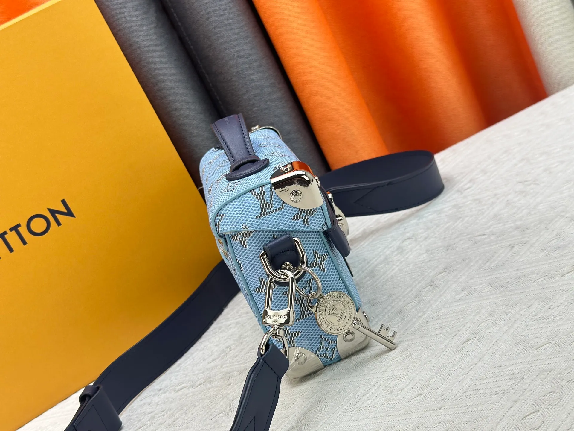 P320 Upgraded Original M15035 M13871 M11743 M11516 M11535 M12686 This Soul Trunk handbag is crafted by Pharrell Williams and is made of flexible LV Colorado cow leather with a grained texture. The Tumbler's magnetic clasp, rivets and top handles harken back to classic hard case elements, while a removable and adjustable shoulder strap completes the sophisticated details. Size: 19x15x7cm