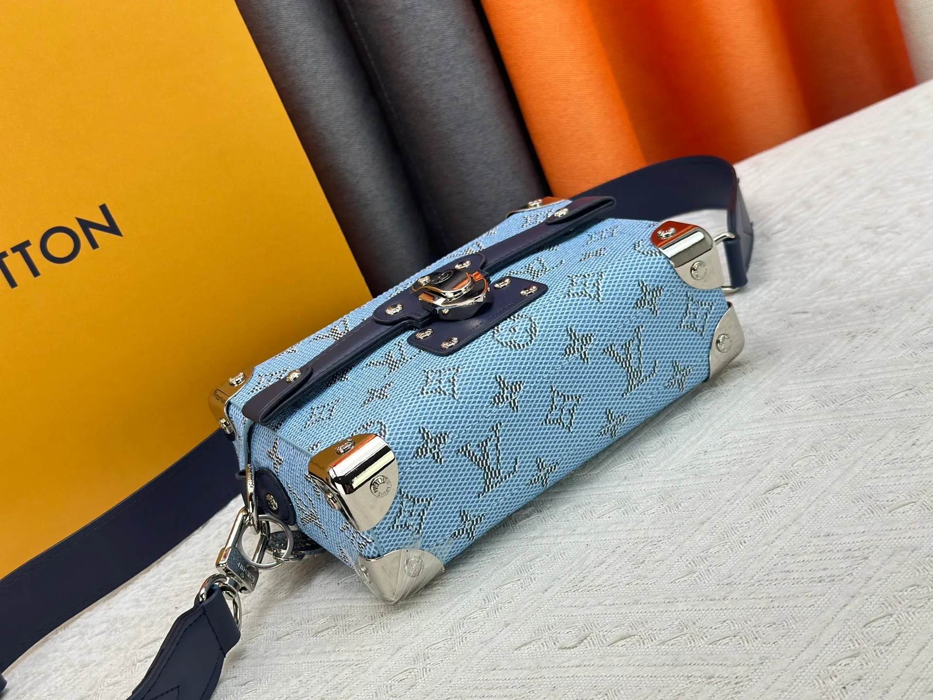 P320 Upgraded Original M15035 M13871 M11743 M11516 M11535 M12686 This Soul Trunk handbag is crafted by Pharrell Williams and is made of flexible LV Colorado cow leather with a grained texture. The Tumbler's magnetic clasp, rivets and top handles harken back to classic hard case elements, while a removable and adjustable shoulder strap completes the sophisticated details. Size: 19x15x7cm