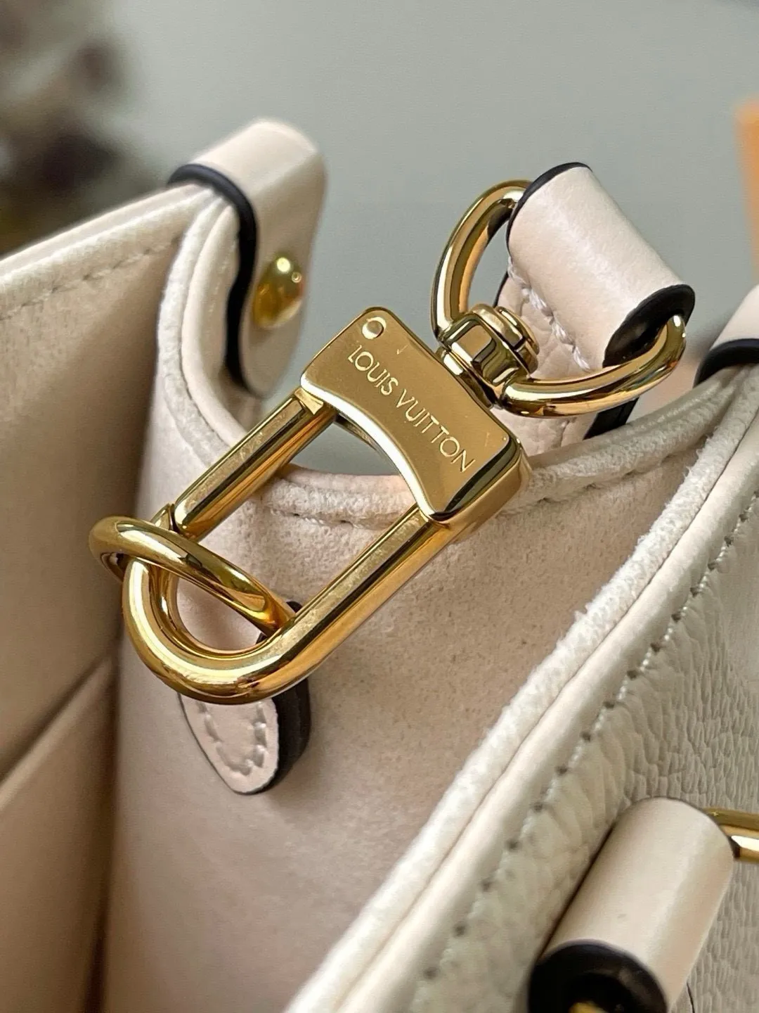 💰1040 (transcoding chip first-layer leather) top original order M46569 [ONTHEGO small handbag] Onthego small Tote bag draws inspiration from the classic Sac Plat handbag in 1968. It is made of Monogram Empreinte leather embossed with Giant Bicolor Monogram pattern to create a miniature version, which can store daily needs such as iPad Mini. Flexible handles and detachable shoulder strap enrich carrying options. Dimensions: 25 x 19 x 11.5 cm