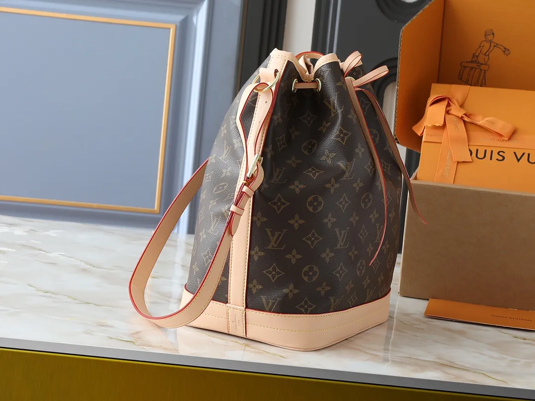 💰340💰Upgraded from the original M42224 M40818 This NOÉ handbag At the request of a champagne merchant, Gaston-Louis Vuitton designed this classic Noé handbag. This bag is sturdy and stylish, and can hold five bottles of sparkling wine. The year is 1932. The one shown here is crafted in signature Monogram canvas. Dimensions: 27.5 x 36.0 x 20.0cm