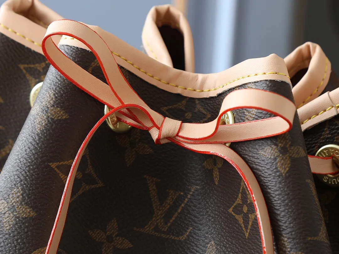 💰340💰Upgraded from the original M42224 M40818 This NOÉ handbag At the request of a champagne merchant, Gaston-Louis Vuitton designed this classic Noé handbag. This bag is sturdy and stylish, and can hold five bottles of sparkling wine. The year is 1932. The one shown here is crafted in signature Monogram canvas. Dimensions: 27.5 x 36.0 x 20.0cm