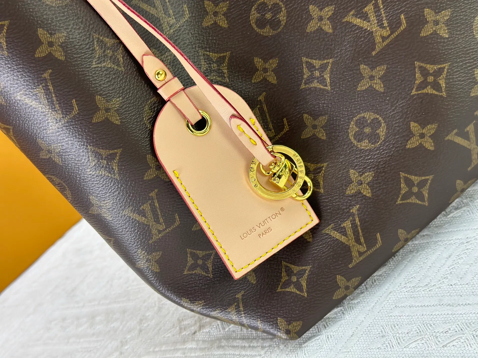 P300 upgrades the original M25877 Again bag, a new interpretation of the iconic Artsy design first launched in 2010, now more flexible, more iconic and more refined. Rooted in LV’s DNA, this bag pays homage to Louis Vuitton’s craftsmanship with its classic Monogram canvas base, hand-woven handles and customizable name tag. It's spacious enough to hold a laptop and opens to reveal multiple pockets. Gold hooks can be used to hang playful accessories! ! Size:50x30x15.5CM